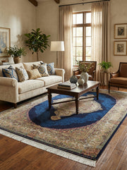 Tapis traditionnel rectangulaire, médaillon central ovale bleu nuit et bordure aux motifs floraux complexes or, beige et rouge, dans un salon