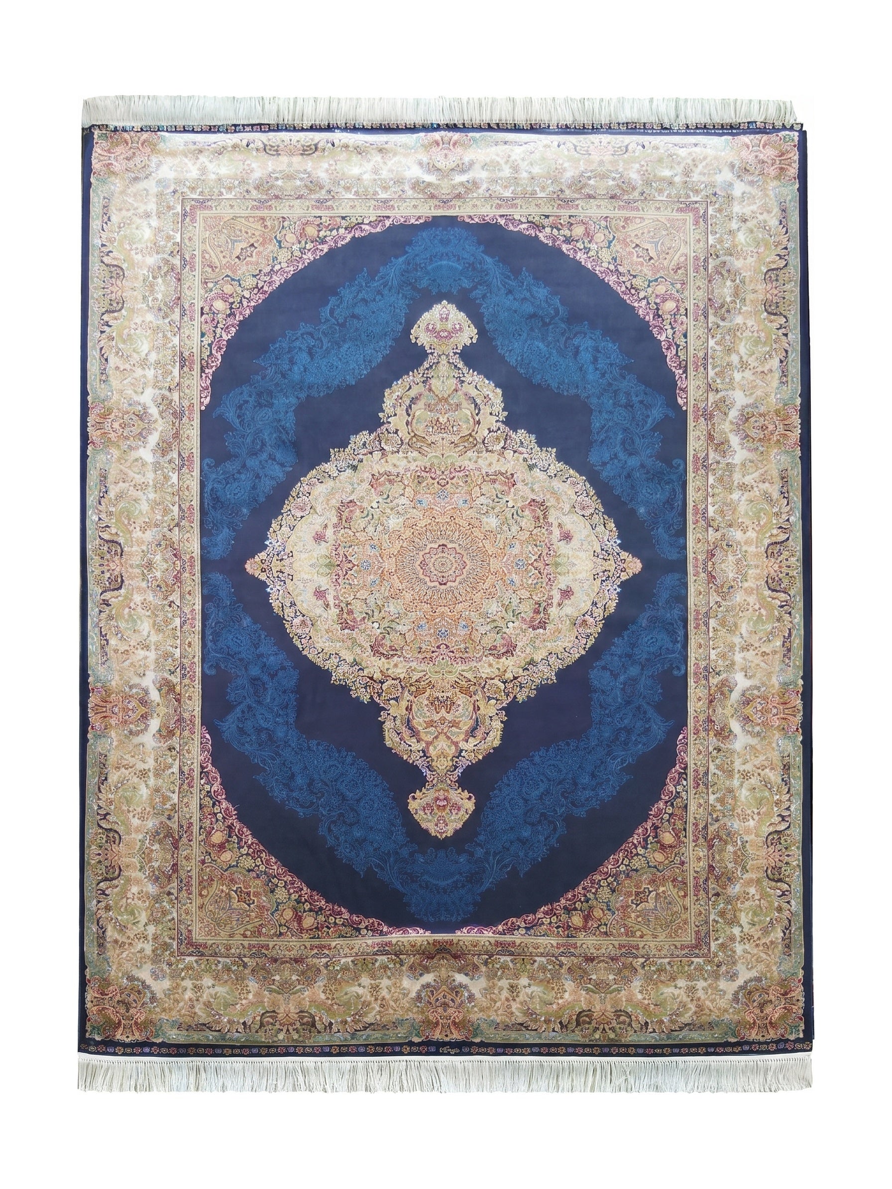 Tapis à motifs ornementaux avec un médaillon central et des fleurs. Le fond est bleu foncé avec une bordure crème, et des franges