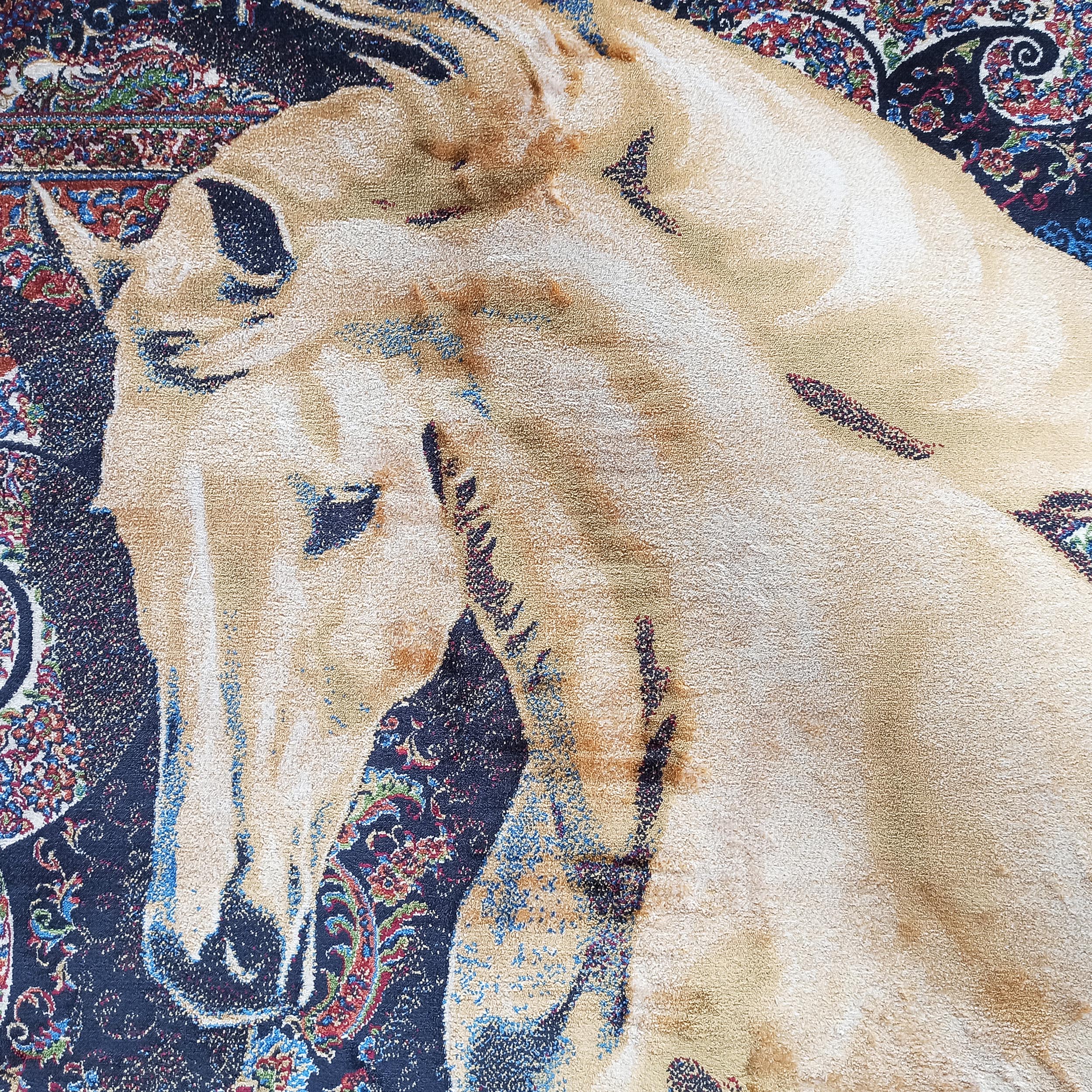 Tapis présentant une tête de cheval beige et marron sur un fond sombre richement orné de motifs orientaux multicolores