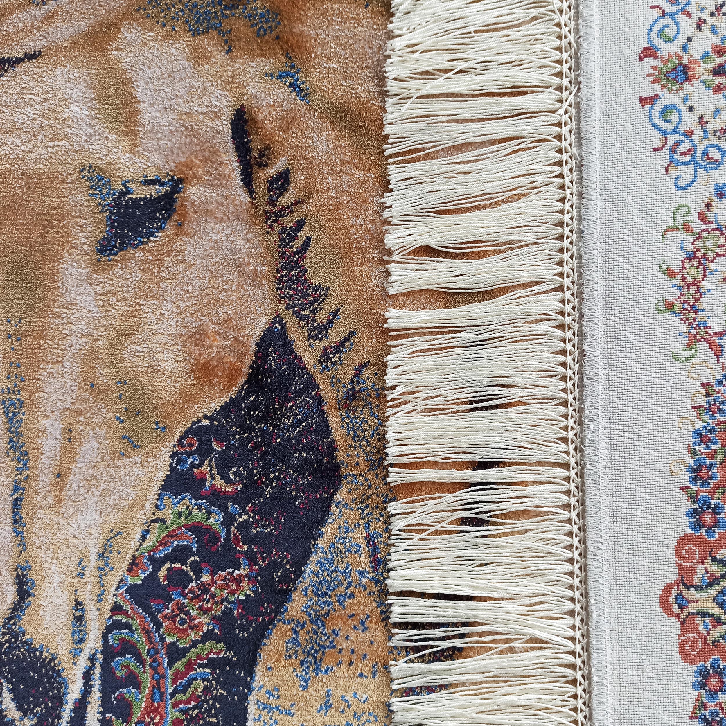 Gros plan sur un tapis texturé marron et or à motifs colorés, avec une frange crème et un tapis clair à motifs floraux