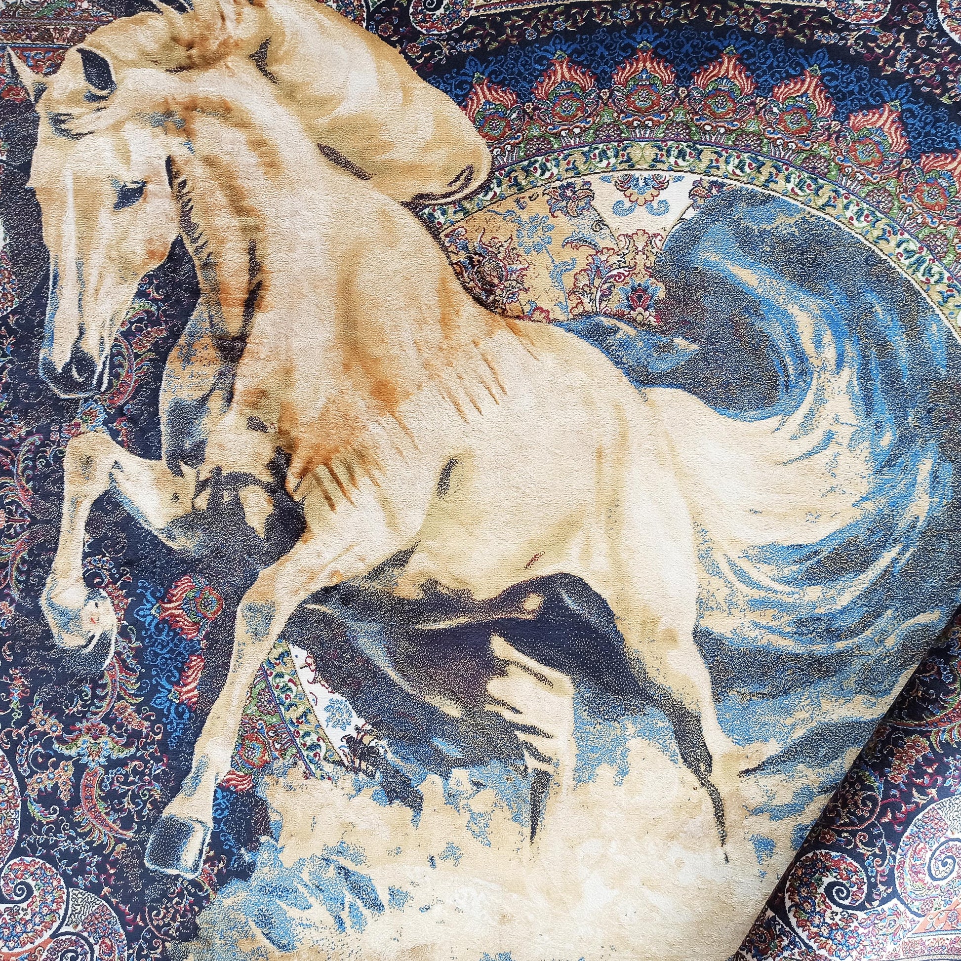 Tapis aux motifs orientaux bleus et rouges avec un cheval sable au galop, sa crinière se fondant dans des vagues bleues