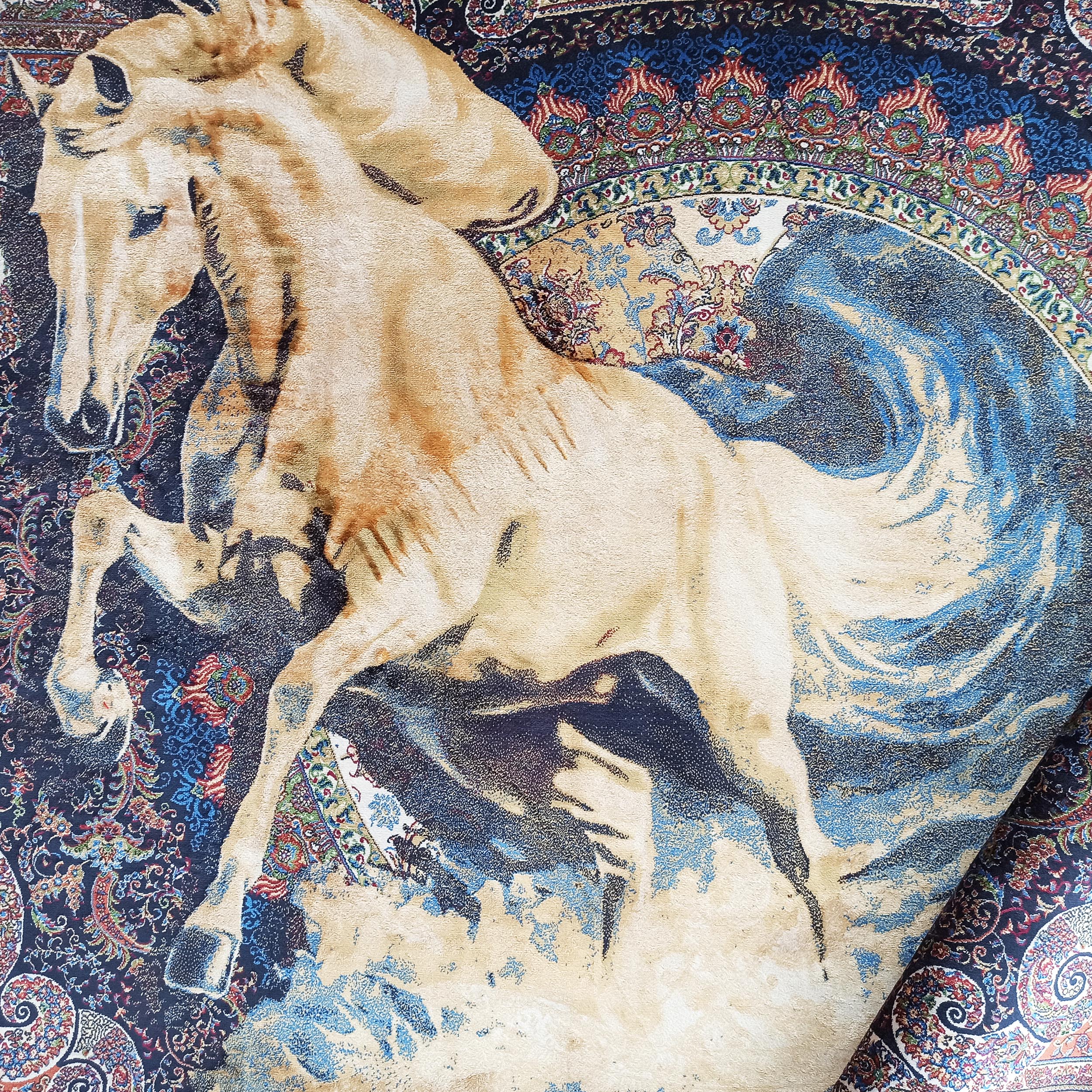 Tapis aux motifs orientaux bleus et rouges avec un cheval sable au galop, sa crinière se fondant dans des vagues bleues