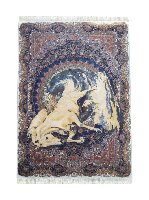 Tapis persan orné d'un cheval doré couché sur fond bleu et rouge à motifs cachemire, avec des franges blanches