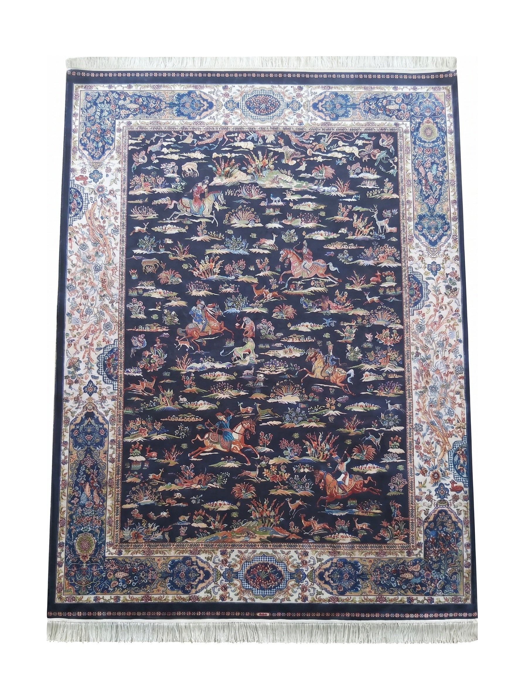 Tapis bleu foncé à motifs de chasseurs et animaux, avec bordures fleuries blanches, bleues et dorées et des franges