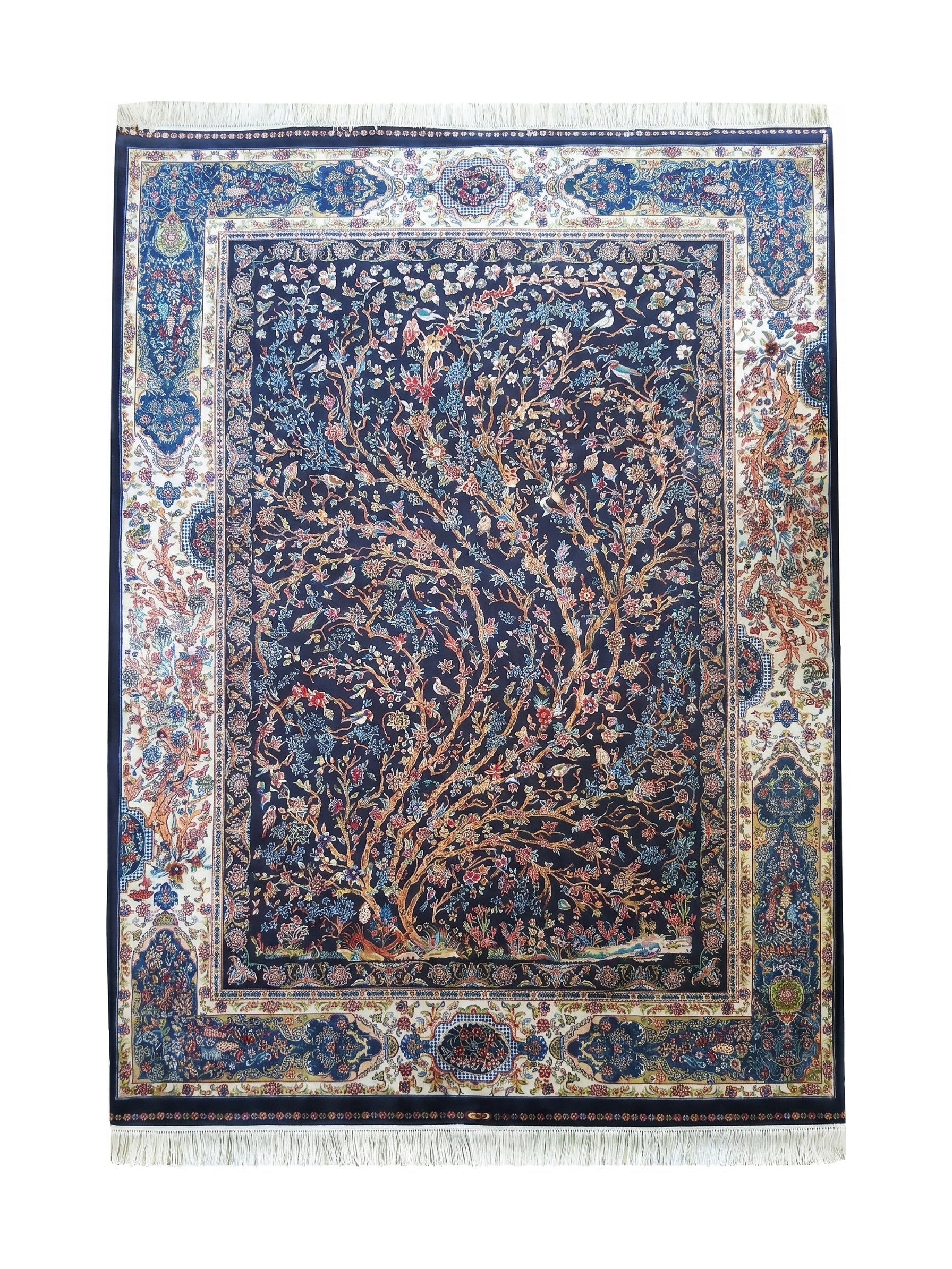Tapis bleu foncé avec un motif central d'arbre de vie, de fleurs et d'oiseaux aux couleurs vives. Ses bordures sont détaillées et il a des franges blanches