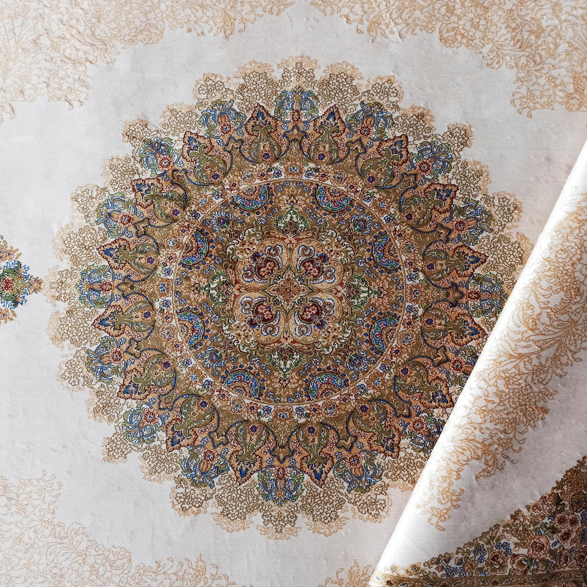 Tapis crème doux avec grand médaillon central floral richement coloré et bordures décoratives beiges
