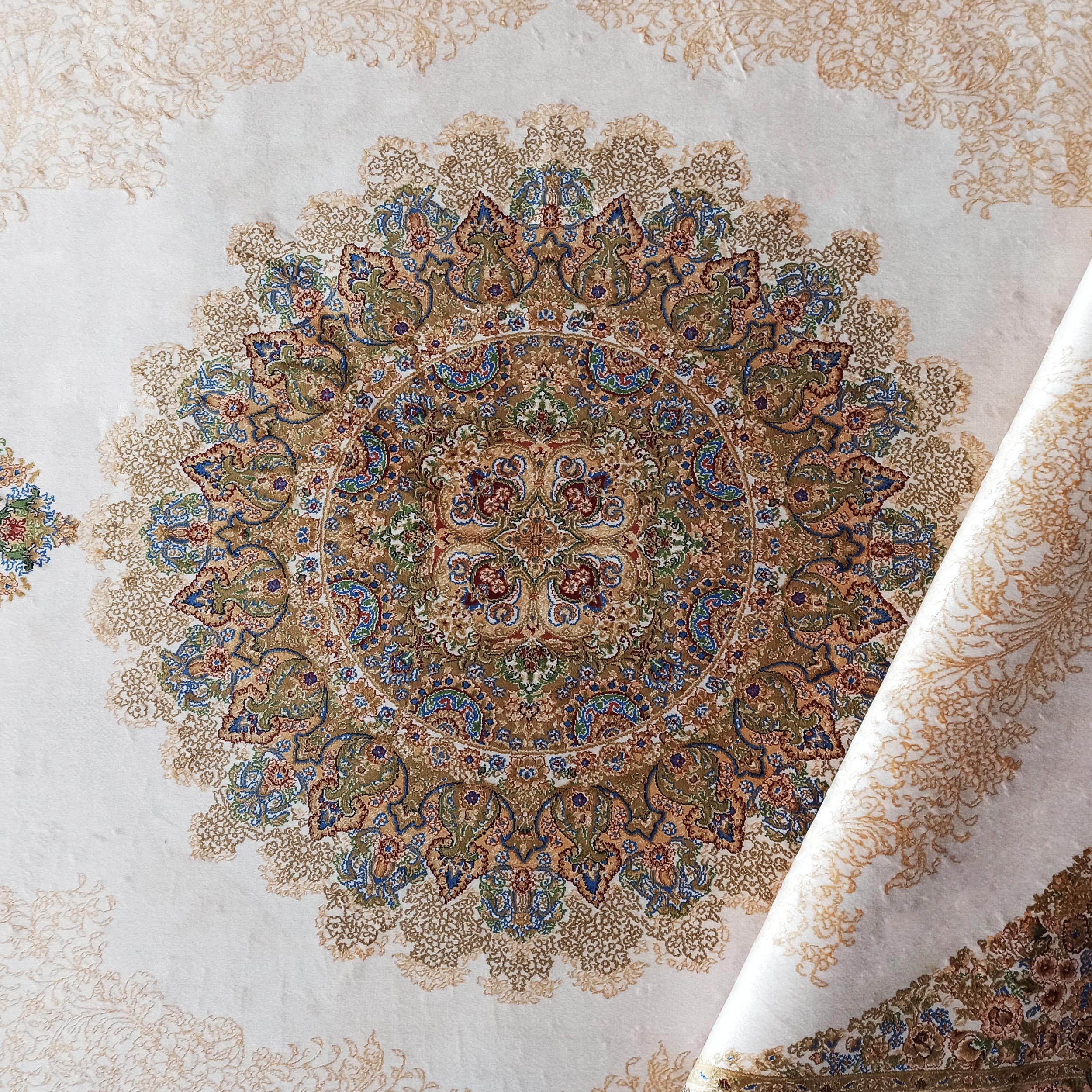 Tapis crème doux avec grand médaillon central floral richement coloré et bordures décoratives beiges