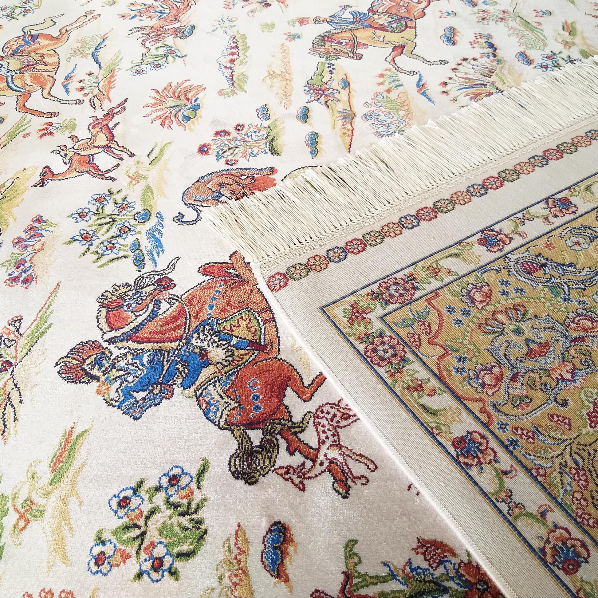 Tapis clair à motifs complexes d'animaux et de figures multicolores, avec une bordure florale détaillée et des franges textiles