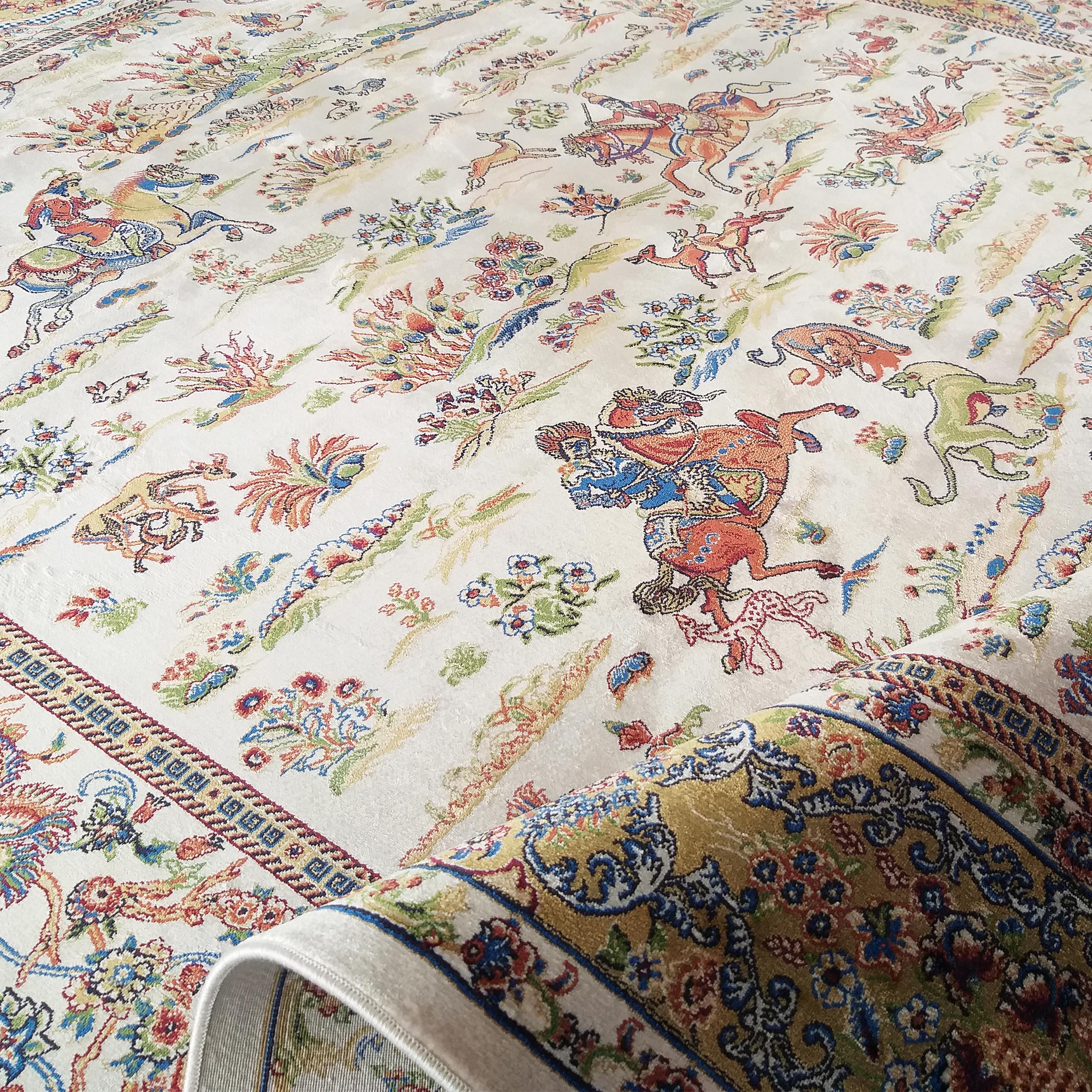 Tapis crème orné de motifs traditionnels colorés de chasseurs, animaux et fleurs. Sa bordure est dorée à motifs bleus et rouges