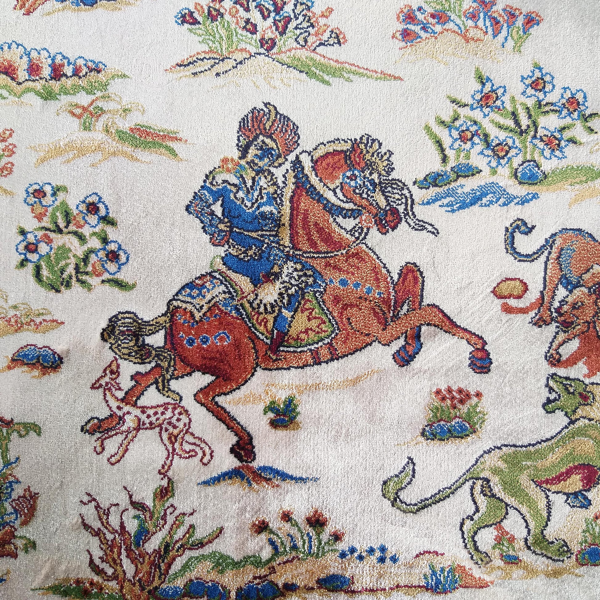 Tapis clair à motif de scène de chasse avec un cavalier bleu et rouge, des animaux sauvages et des fleurs colorées