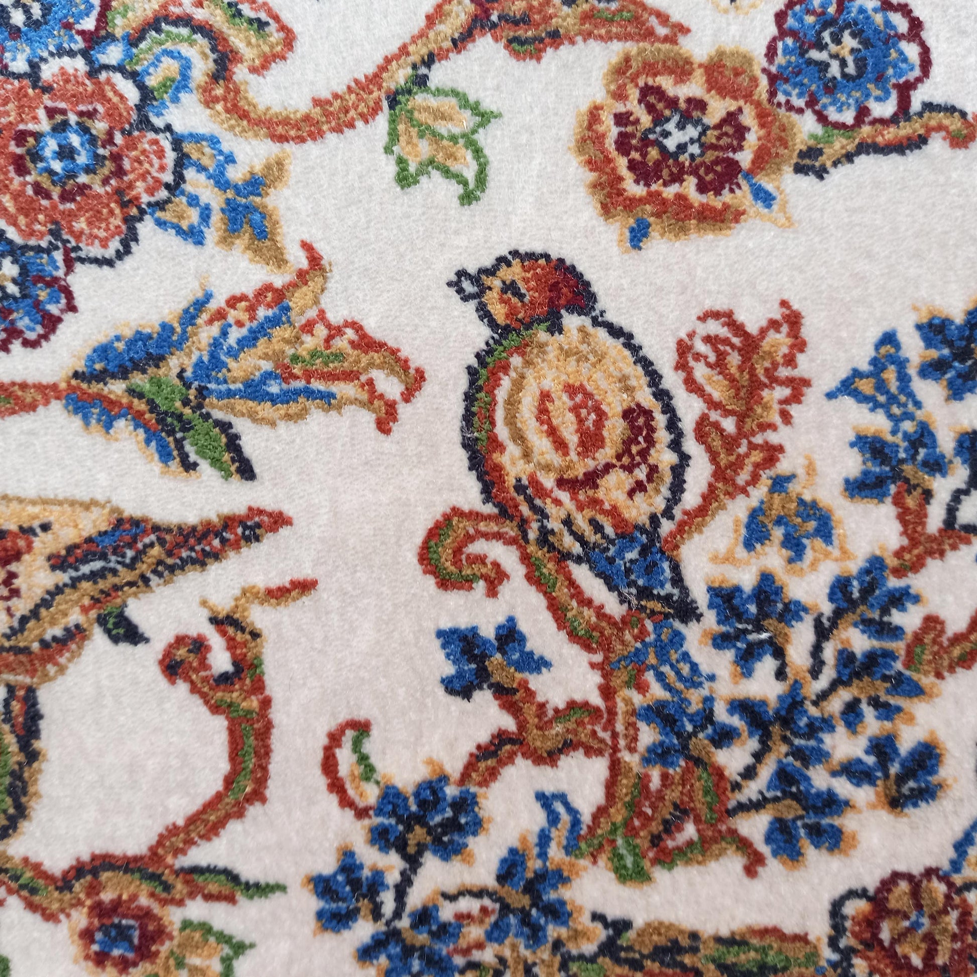 Tapis crème à texture douce orné d'un oiseau coloré et de motifs floraux bleus, rouges, dorés et verts