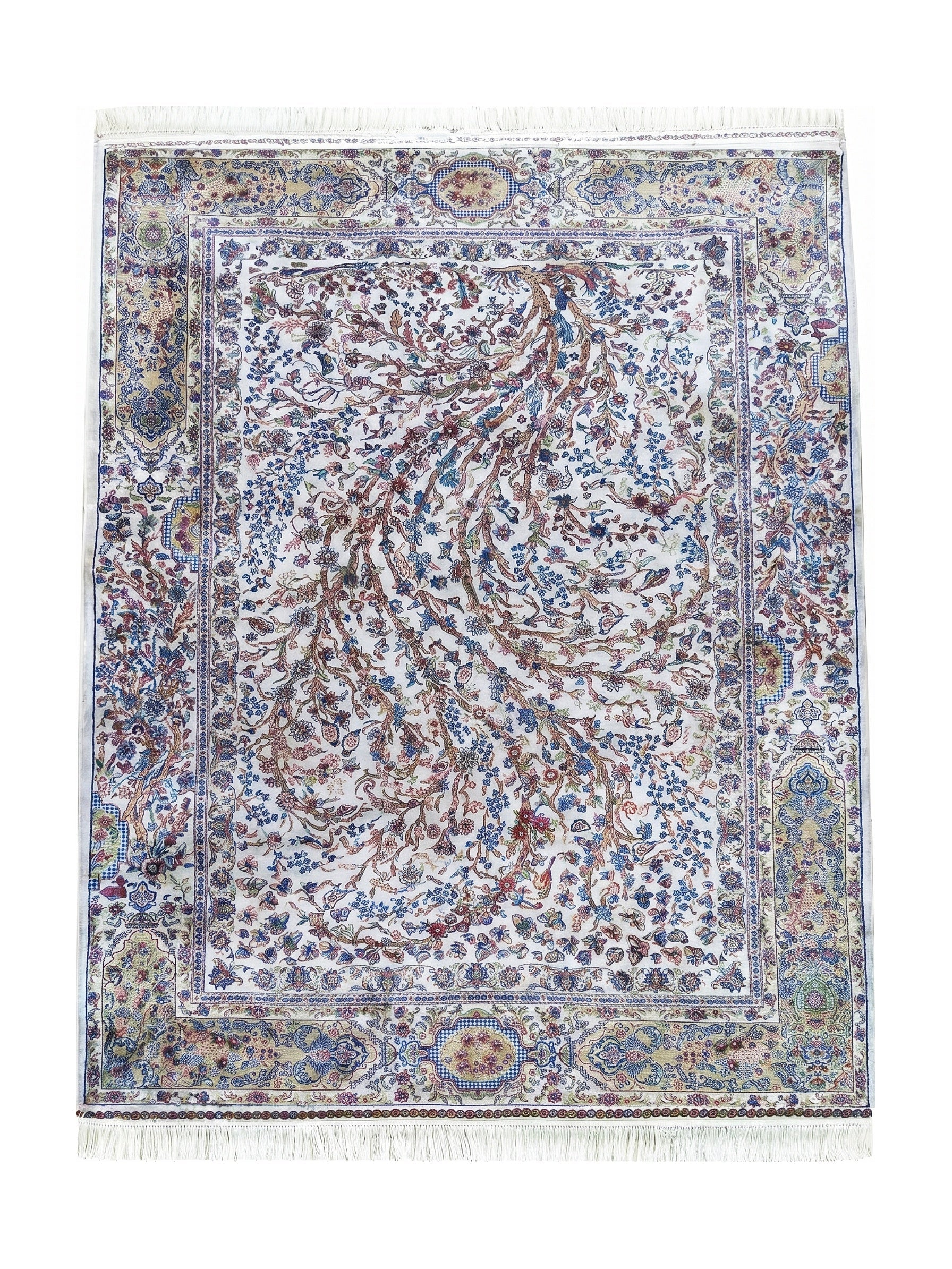 Tapis tissé à motifs floraux et végétaux complexes bleus et rouges sur fond blanc crème, avec bordure ornementale et franges