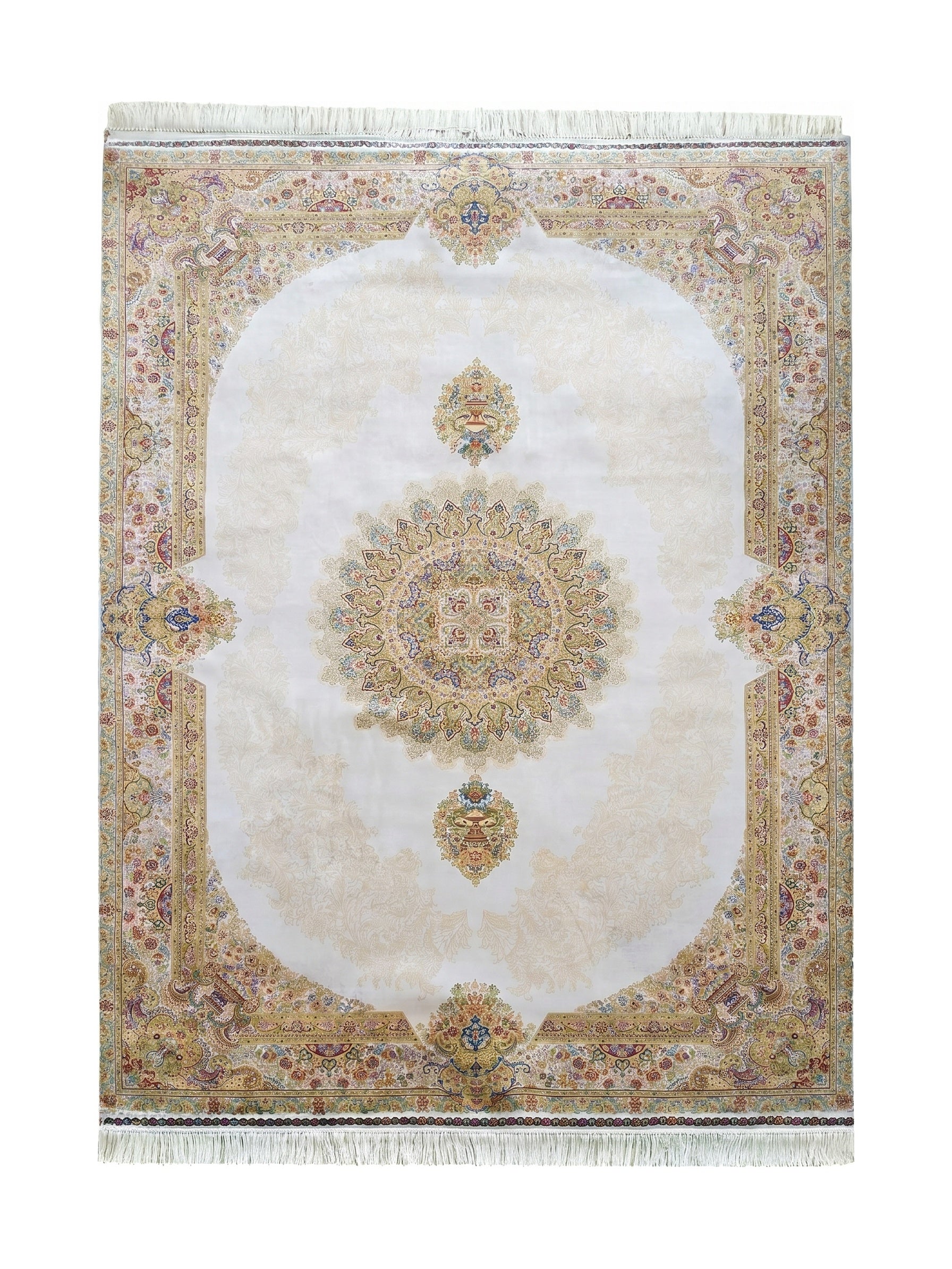 Tapis crème clair avec motifs floraux traditionnels multicolores, un médaillon central orné et des bordures détaillées, avec des franges