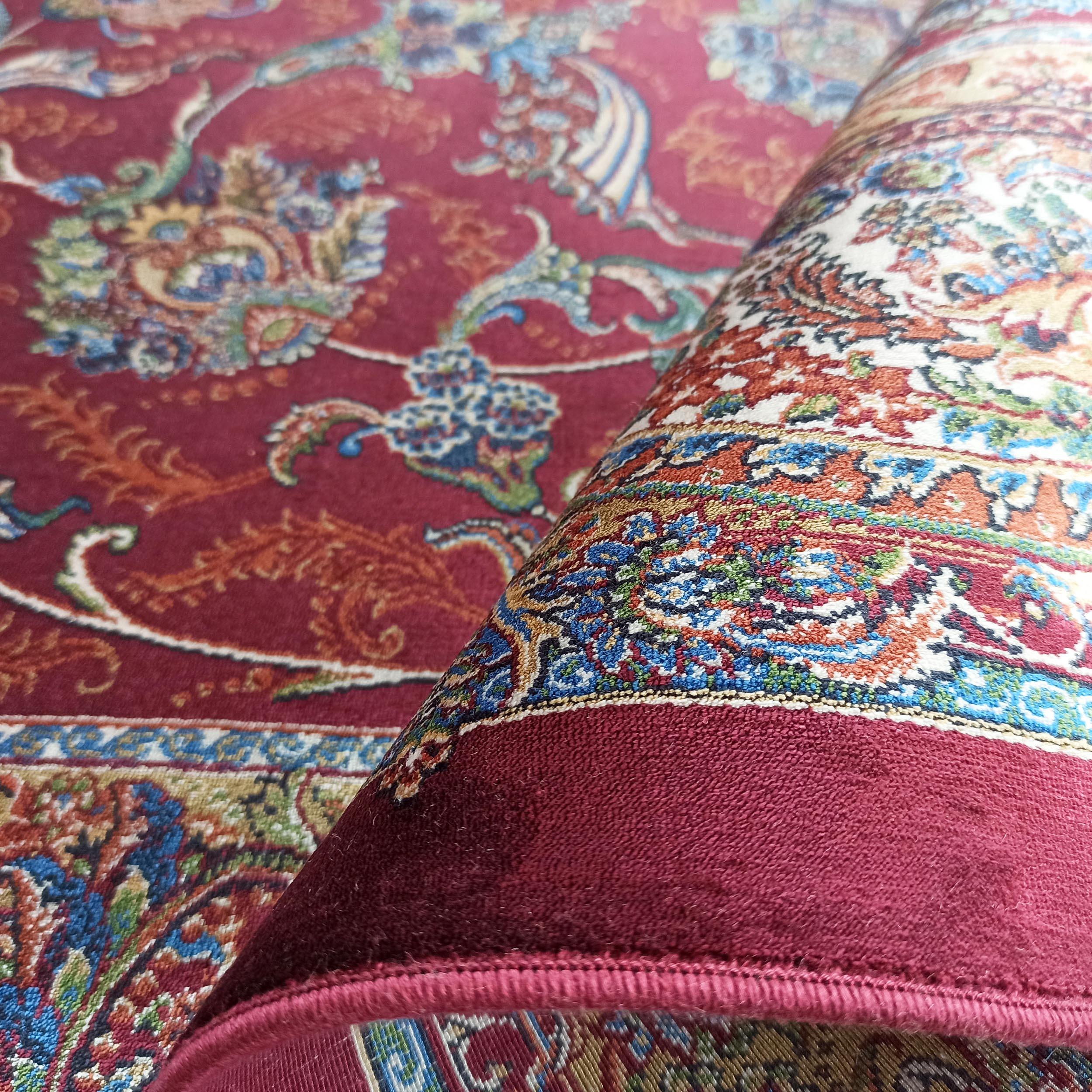 Tapis roulé rouge bordeaux à motifs ornementaux multicolores de texture douce