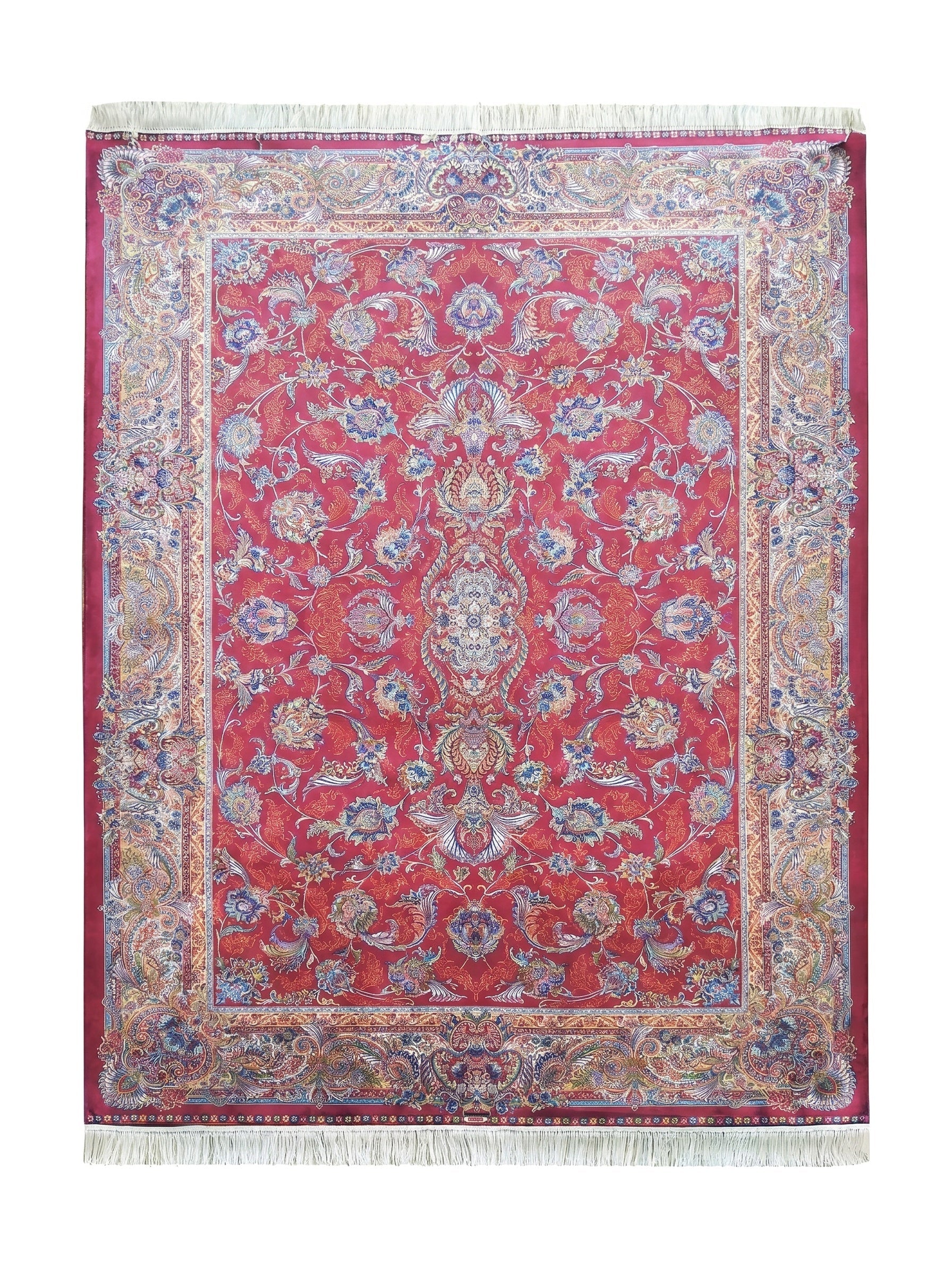 Tapis rouge avec de riches motifs floraux et arabesques en bleu, beige et orange, bordé de franges claires
