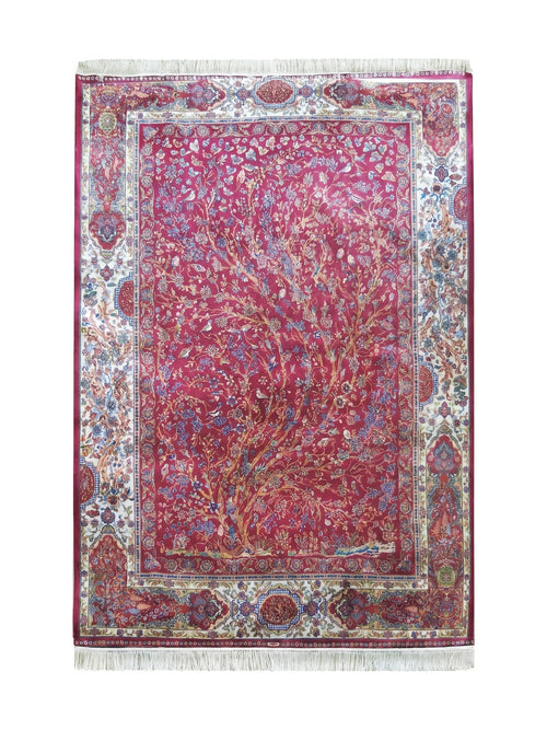 Tapis rouge bordeaux avec un arbre de vie fleuri et des oiseaux, bordure crème à motifs floraux et franges