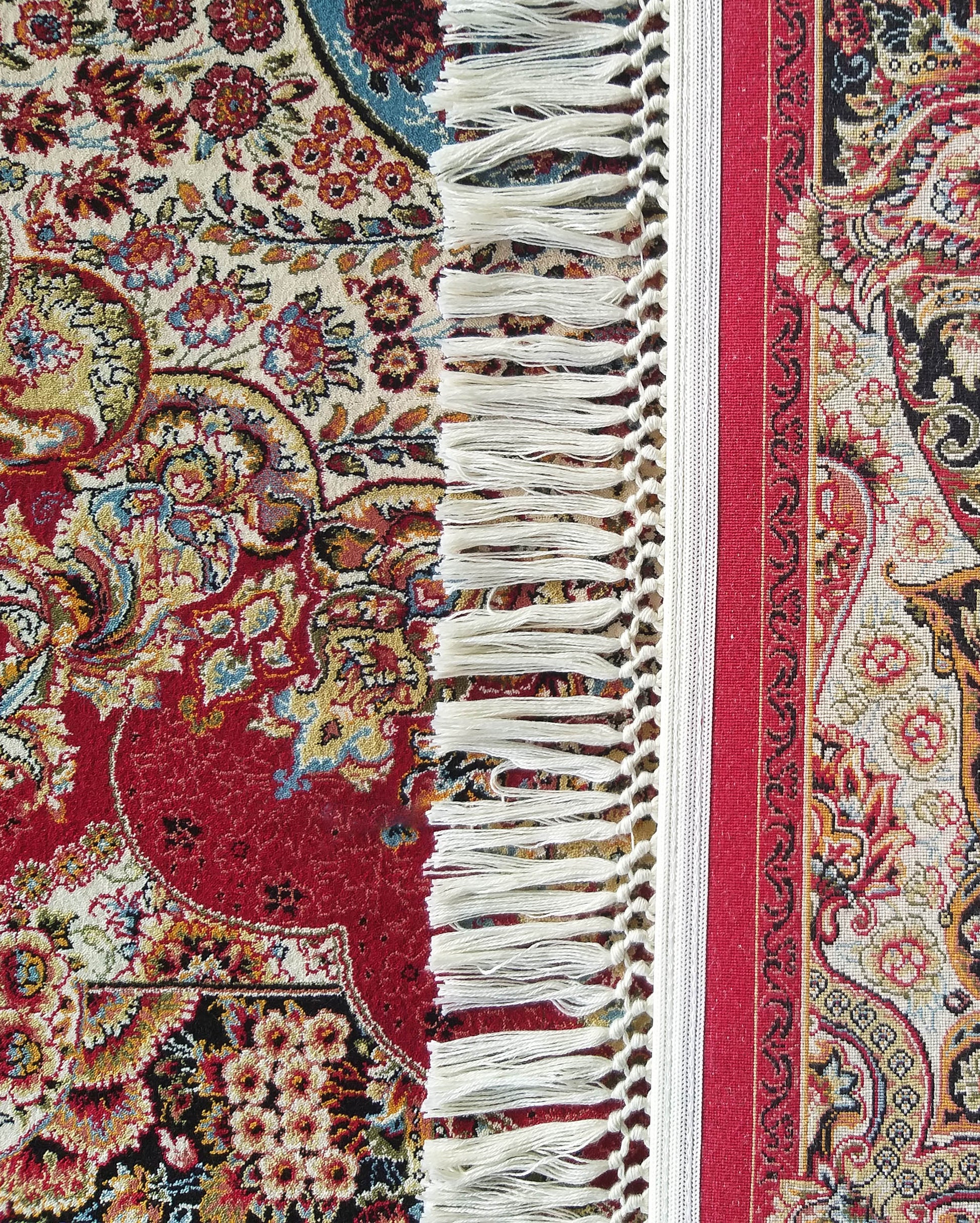 Tapis aux motifs floraux et cachemire complexes en rouge, crème, or, noir et bleu, avec de longues franges blanches