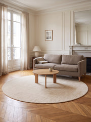 Wollteppich rund Elfenbein - Filato im Wohnzimmer einer Haussmann-Wohnung in Paris mit Chevron-Parkett