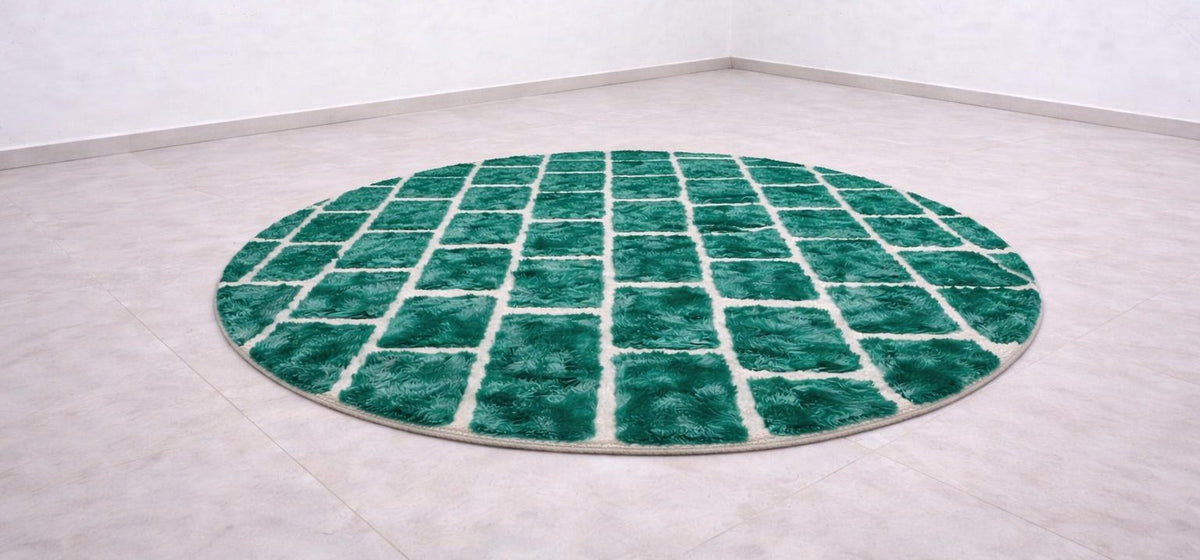 Tapis rond berbère graphique vert émeraude Zoumira posé au sol vu de côté, noué main au Maroc