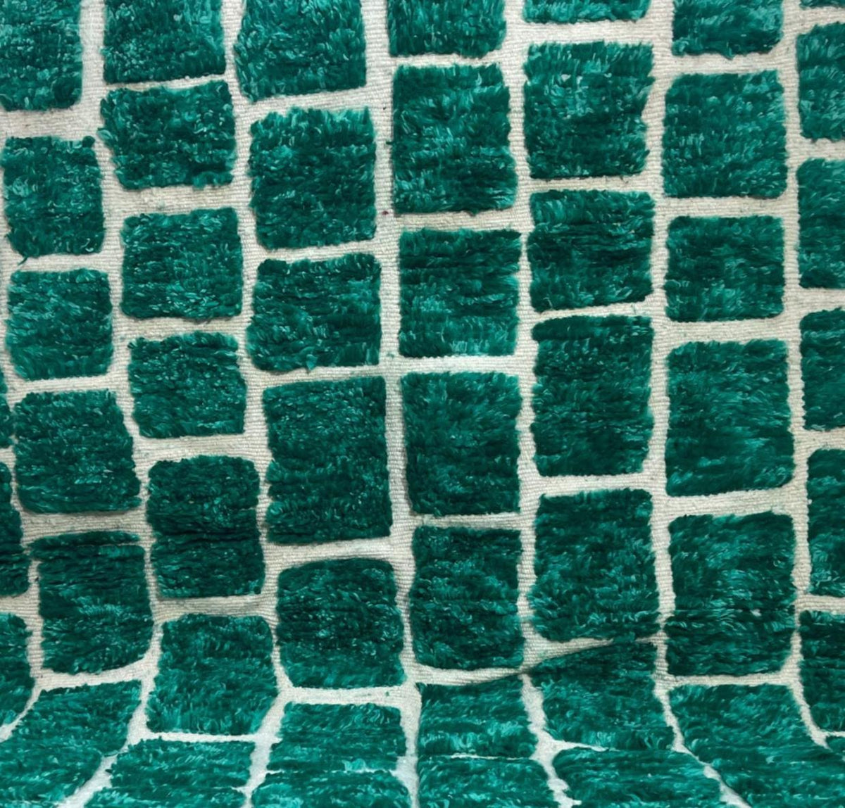 Gros plan sur la laine du tapis rond berbère Zoumira, nœuds serrés et tracé du motif de près