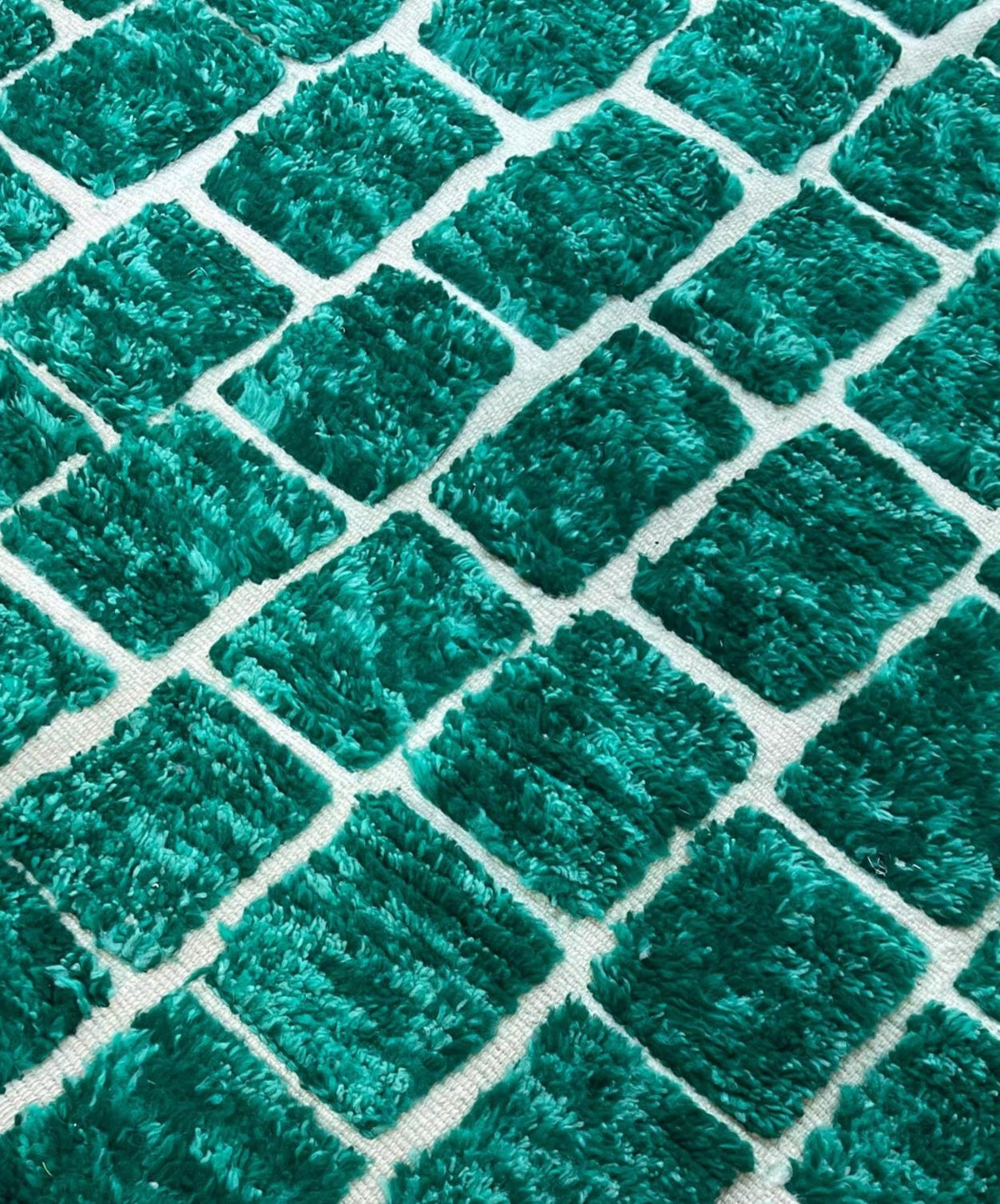 Gros plan sur la laine du tapis rond berbère Zoumira, texture de la laine naturelle et nuances du poil