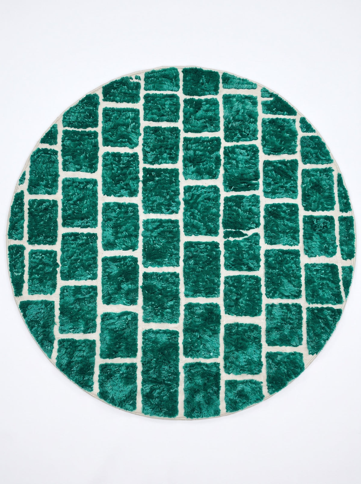 Tapis rond berbère graphique vert émeraude Zoumira vu à plat, champ rond, dalles rectangulaires vert émeraude en relief disposées