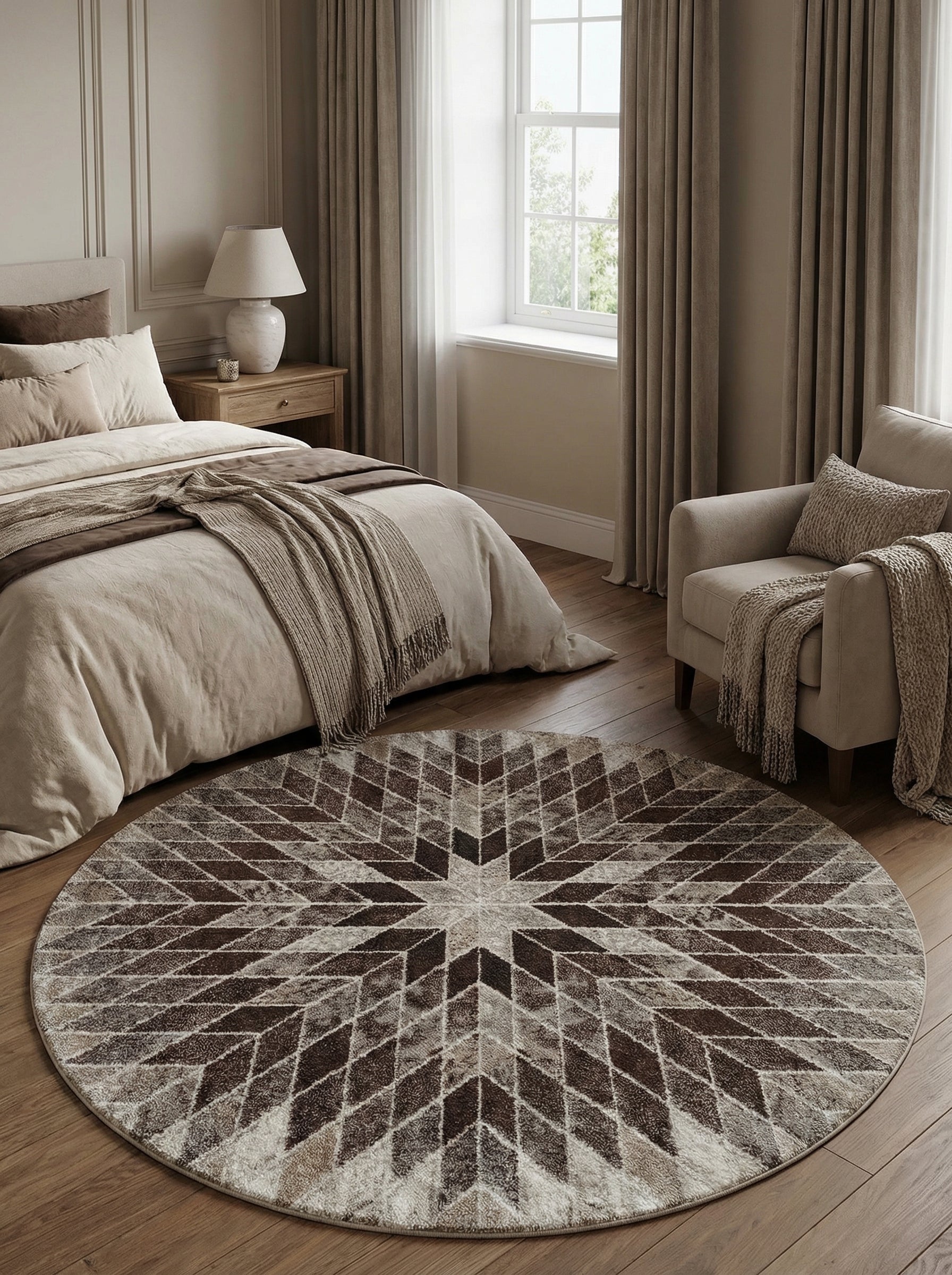 Tapis rond à motifs géométriques marron, beige et crème, créant un effet étoile au centre, posé sur un parquet dans une chambre lumineuse