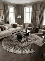 Tapis rond texturé à motifs géométriques marron, beige et crème, disposé sur un parquet foncé dans un salon contemporain