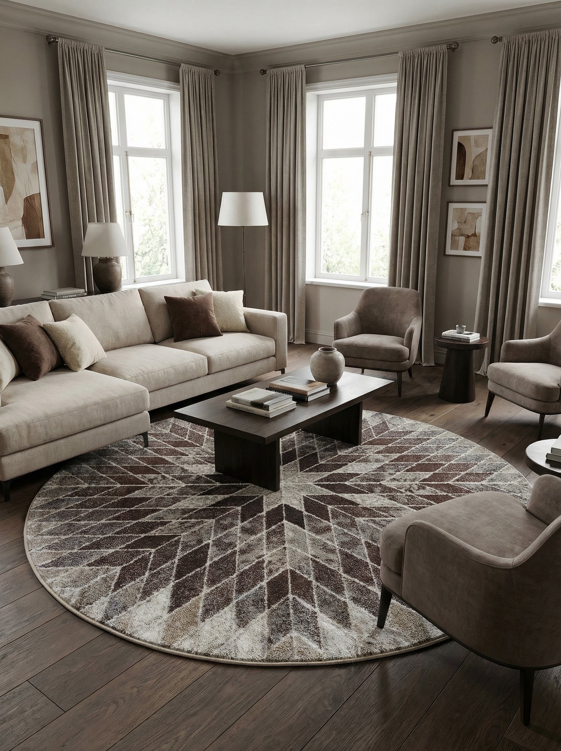 Tapis rond texturé à motifs géométriques marron, beige et crème, disposé sur un parquet foncé dans un salon contemporain