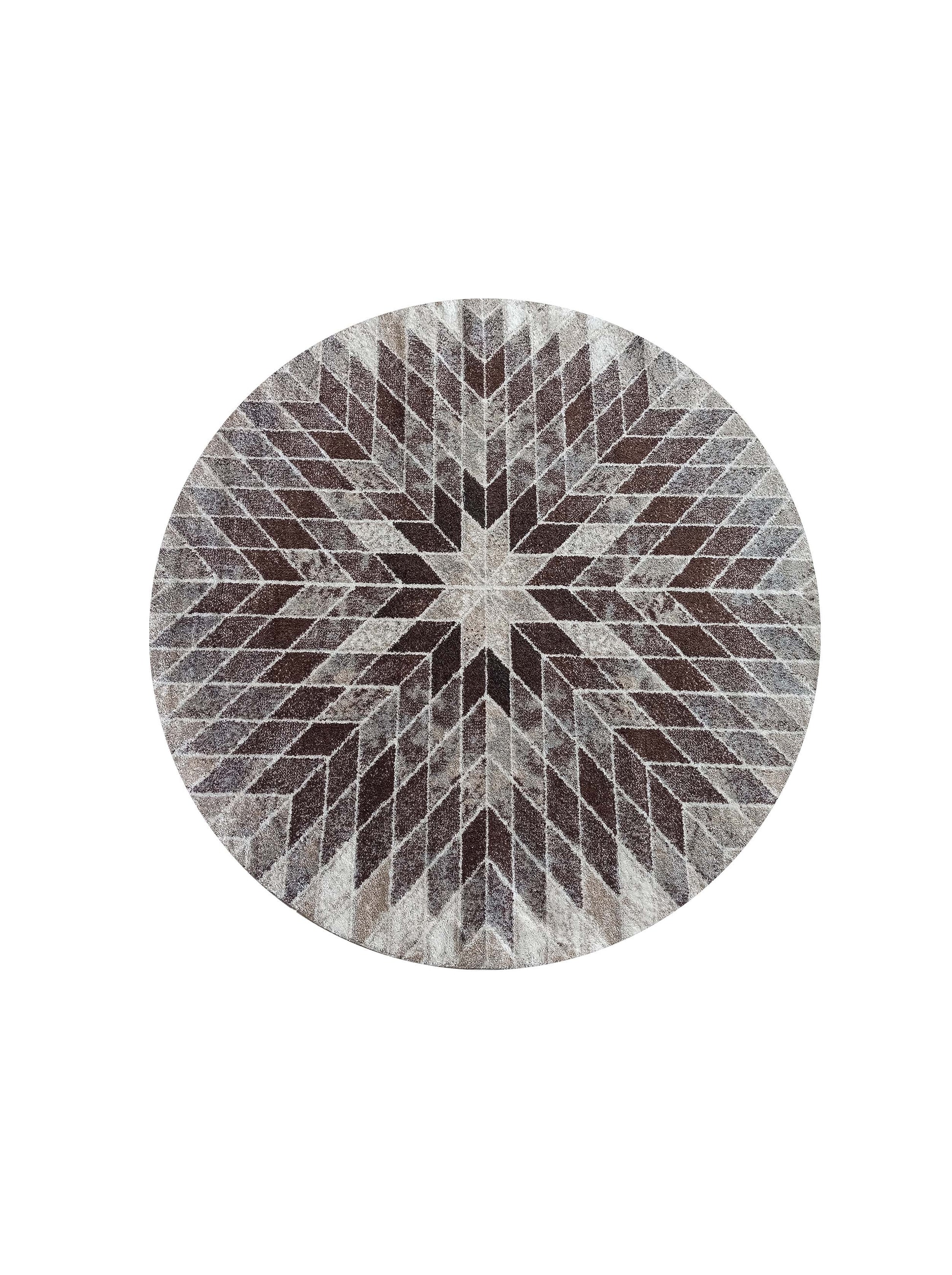 Tapis rond à texture shaggy marron foncé et beige dont le motif géométrique en losanges crée une étoile centrale