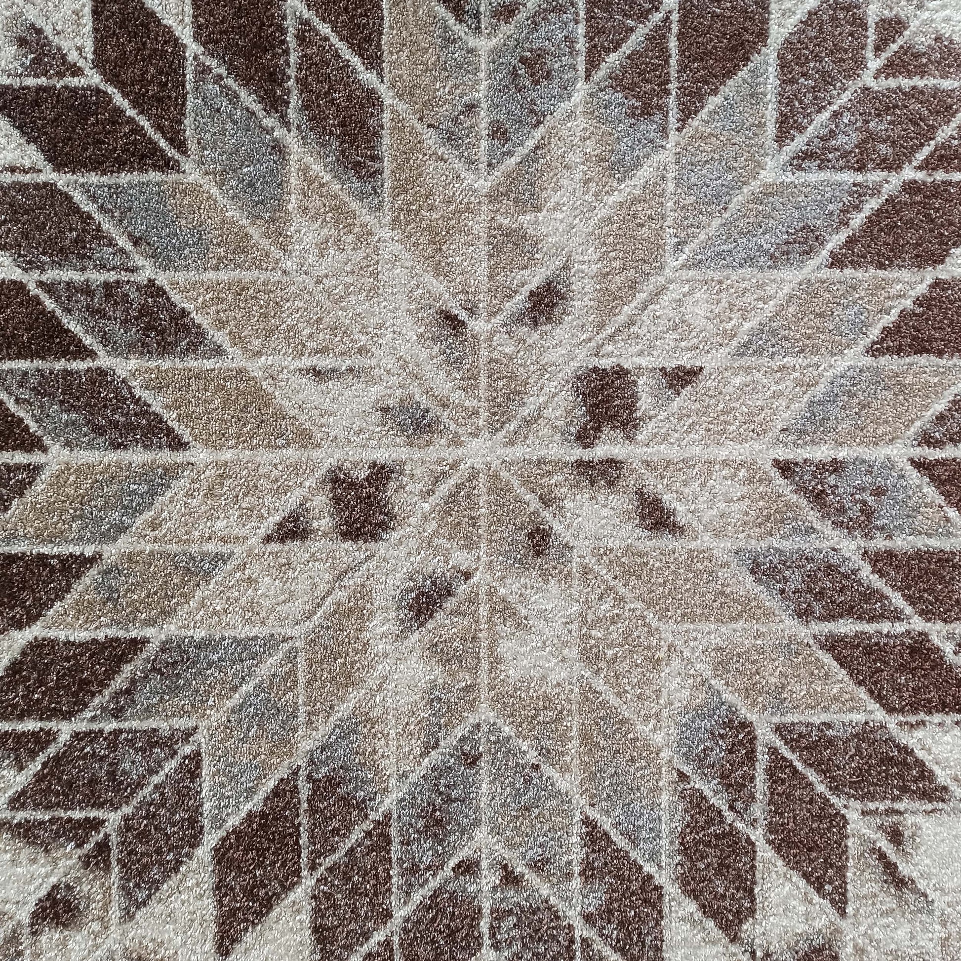 Tapis aux motifs géométriques en forme d'étoile avec des losanges et triangles bruns, beiges, gris et crème