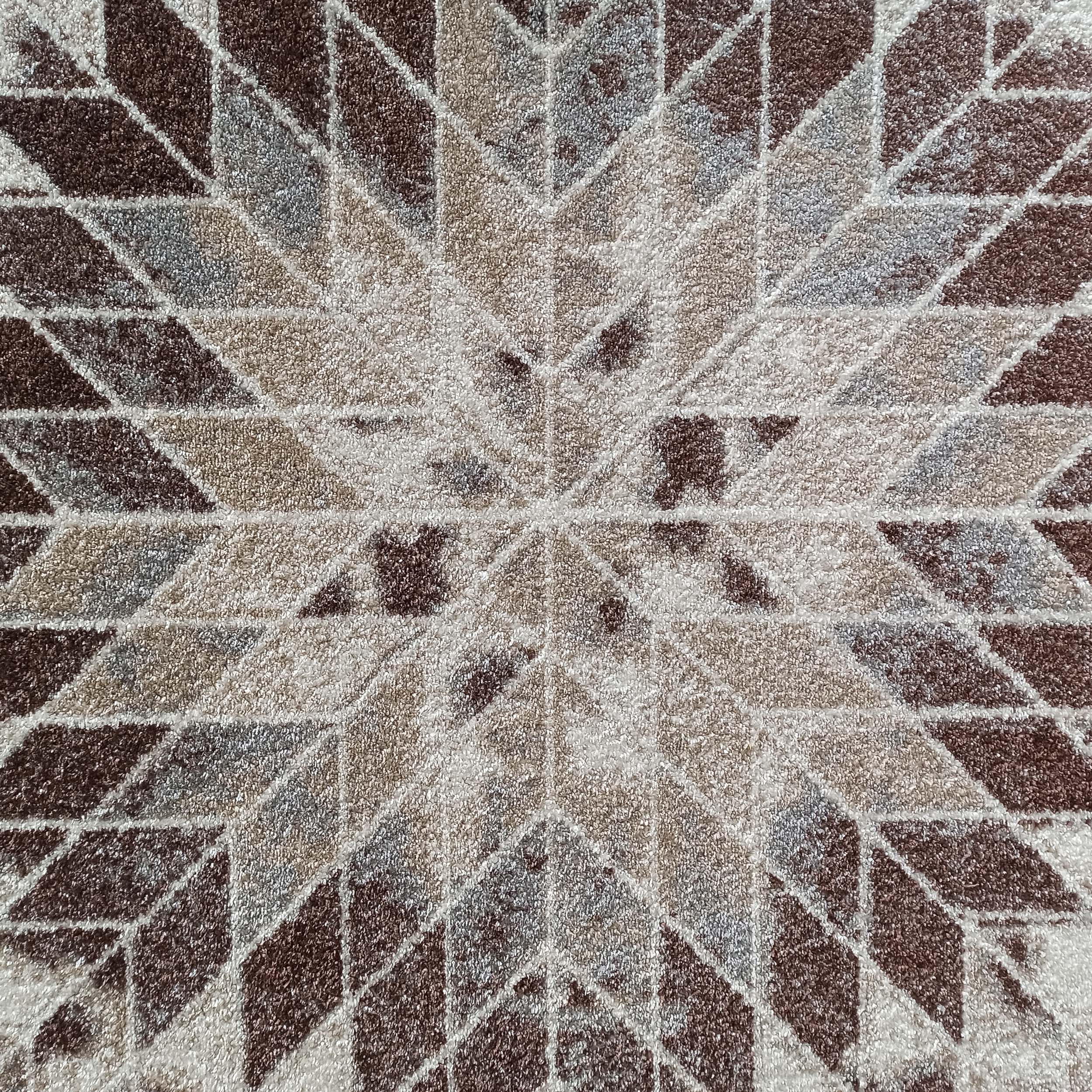 Tapis aux motifs géométriques en forme d'étoile avec des losanges et triangles bruns, beiges, gris et crème