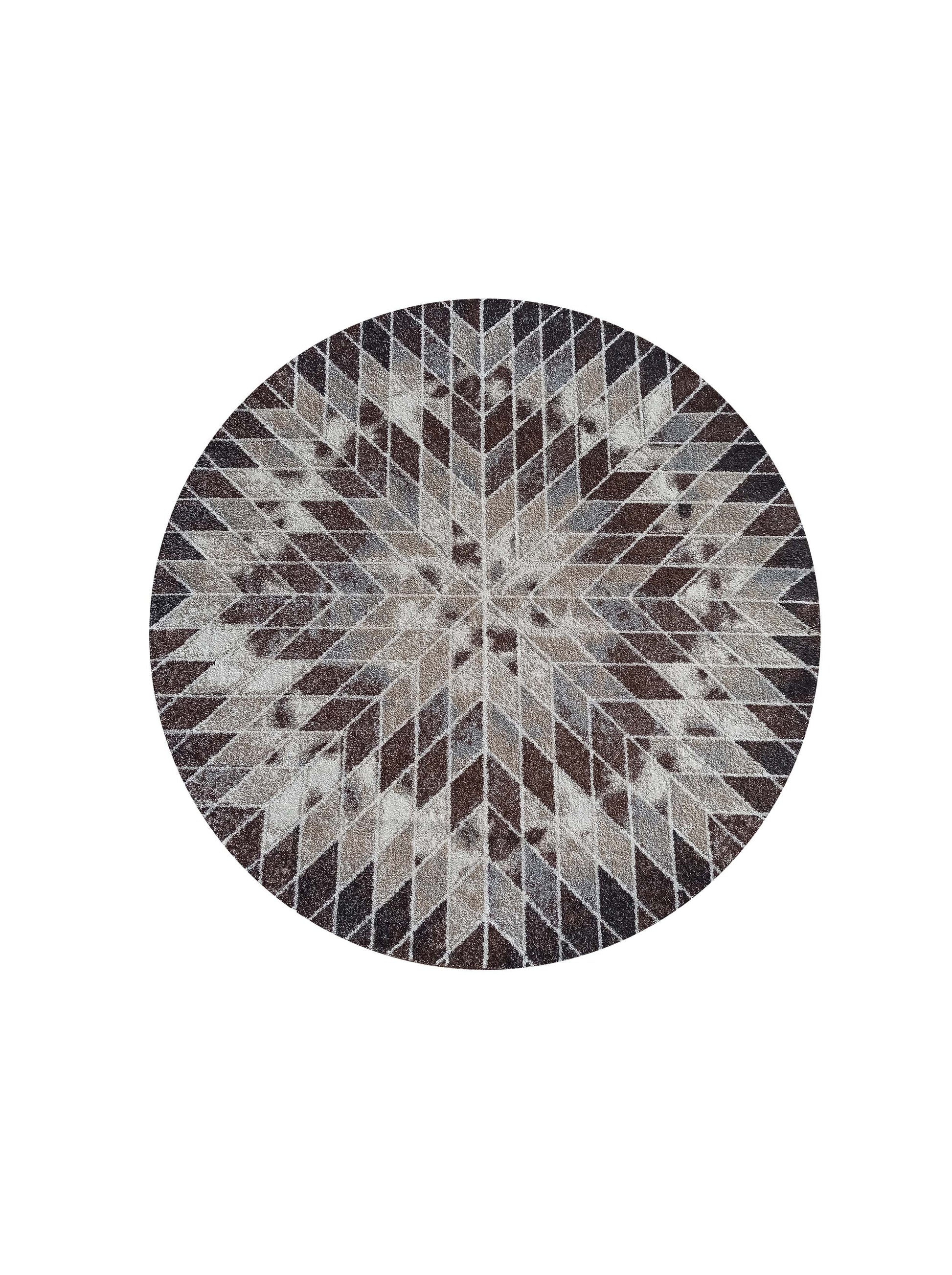 Tapis rond aux motifs géométriques de losanges, alternant des teintes de marron, beige et gris, avec une texture shaggy