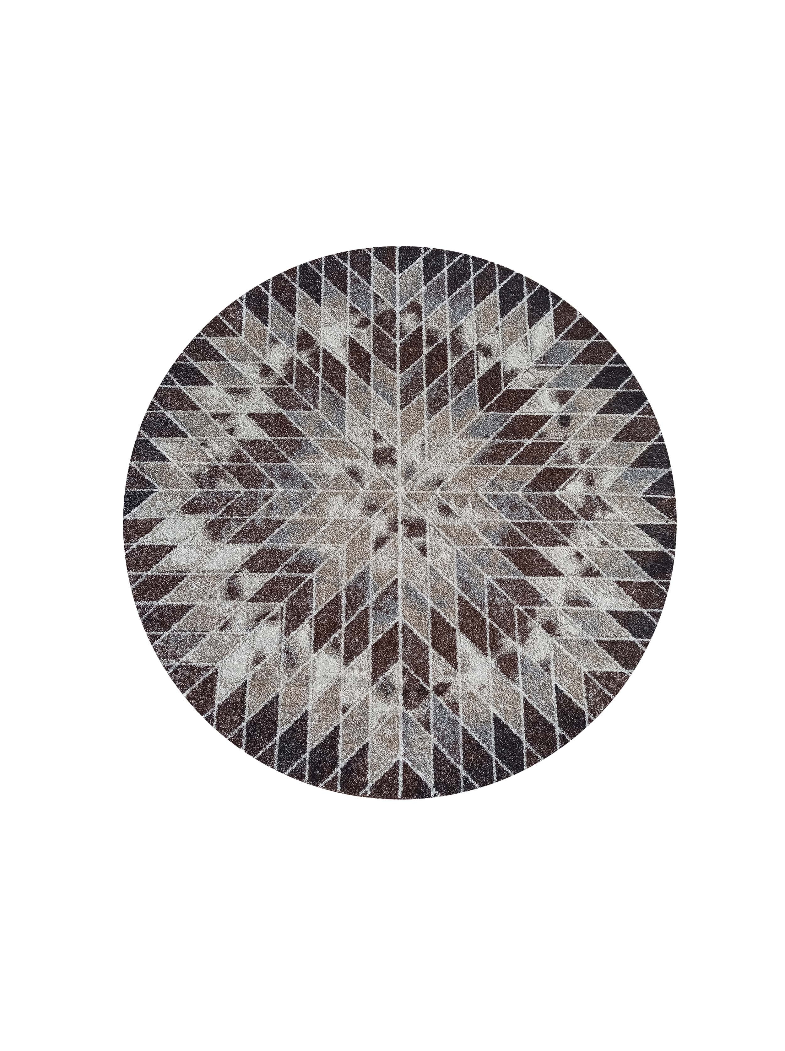 Tapis rond aux motifs géométriques de losanges, alternant des teintes de marron, beige et gris, avec une texture shaggy