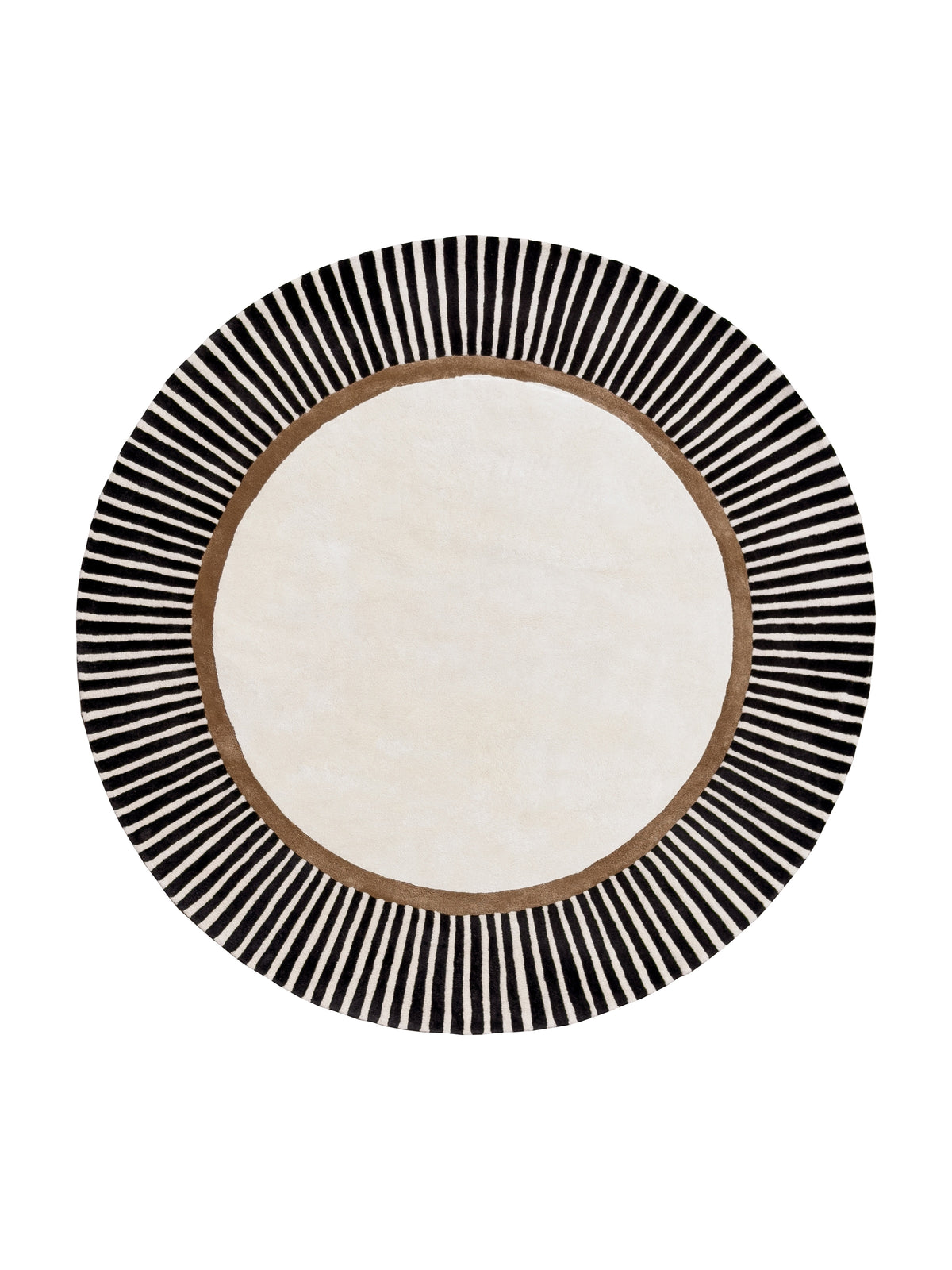 Son cœur ivoire est souligné par un anneau marron et de fines rayures noires sur ce tapis rond laine et viscose