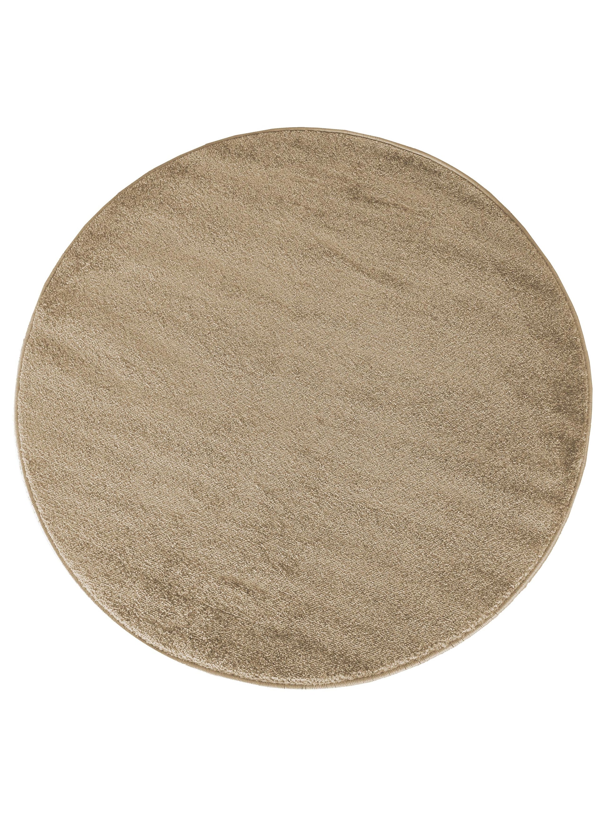 Tapis rond beige à la surface texturée et moelleuse, avec des variations de lumière donnant des nuances subtiles