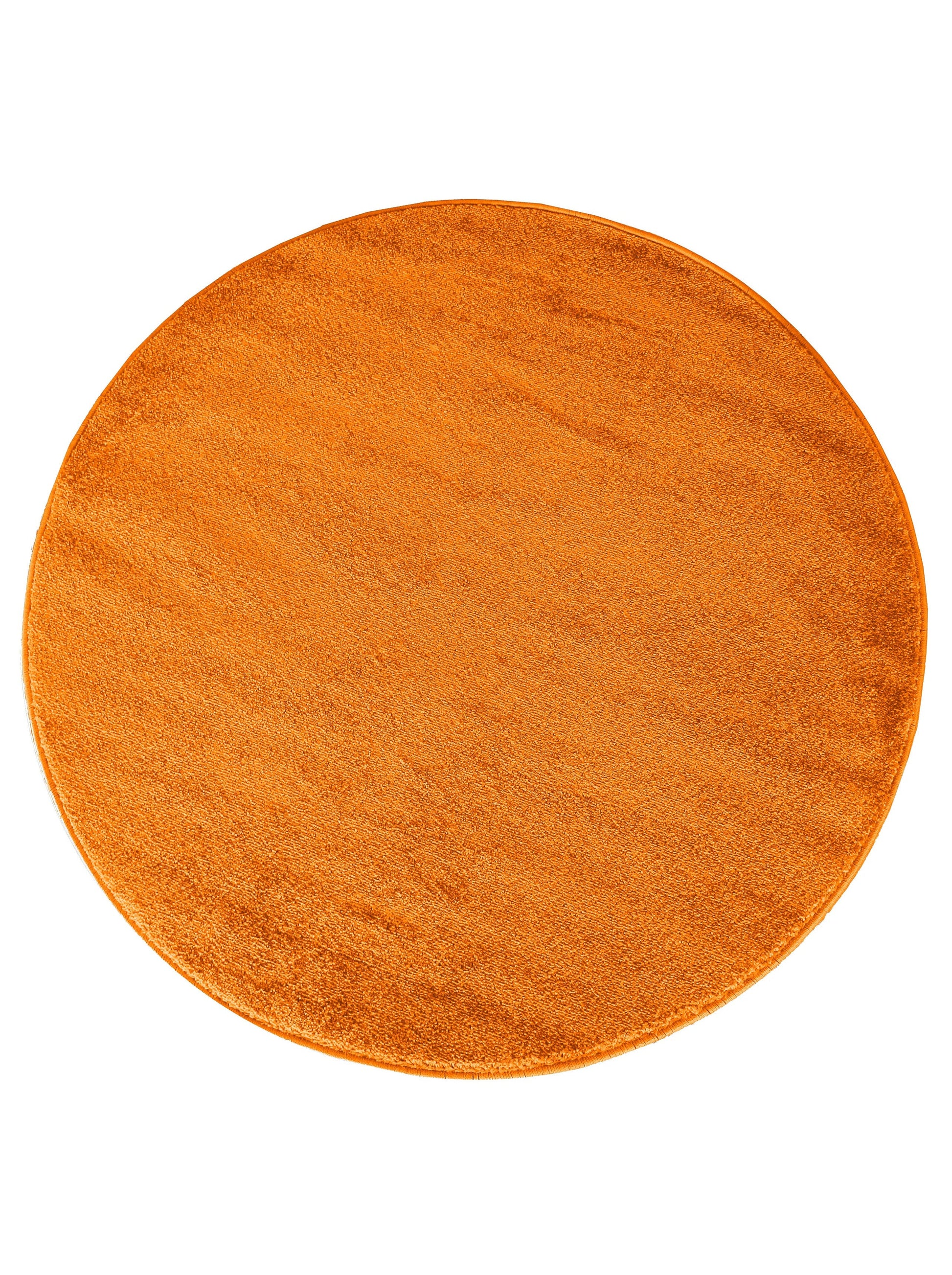 Tapis ovale orange vif à la texture douce et veloutée, présentant des nuances subtiles sur sa surface