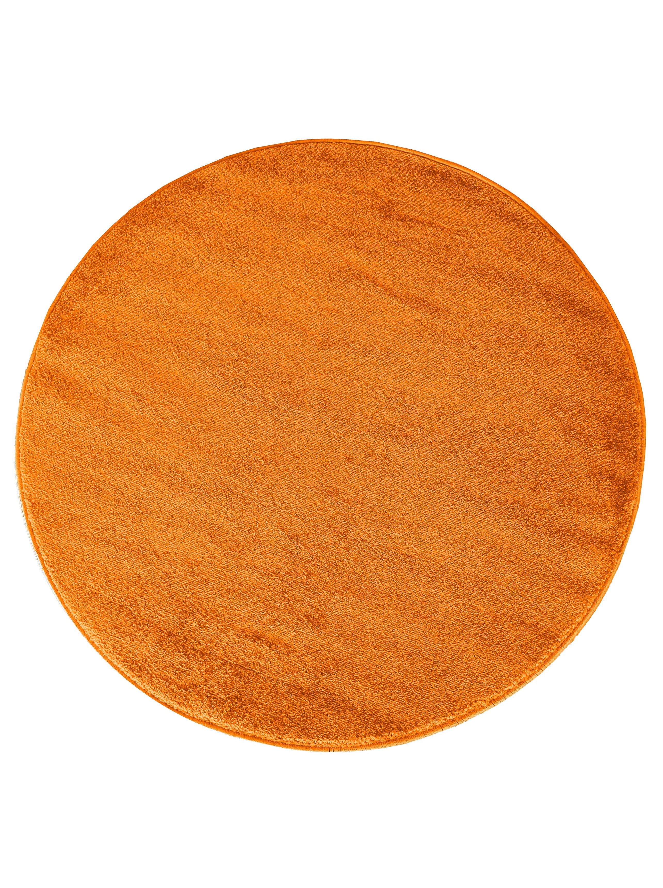 Tapis ovale orange vif à la texture douce et veloutée, présentant des nuances subtiles sur sa surface