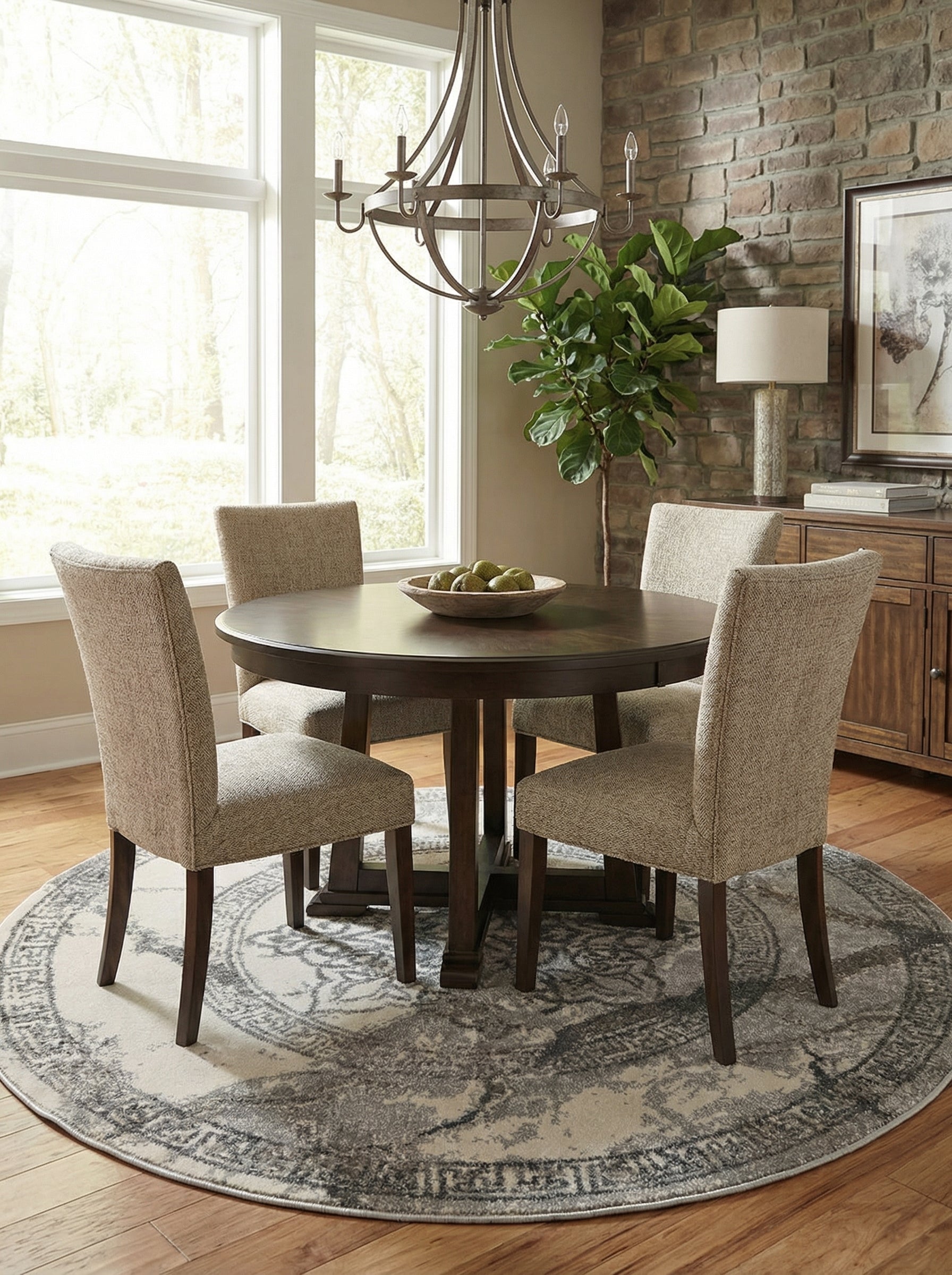 Tapis rond beige et gris aux motifs traditionnels vieillis en matière textile dans une salle à manger au sol en bois