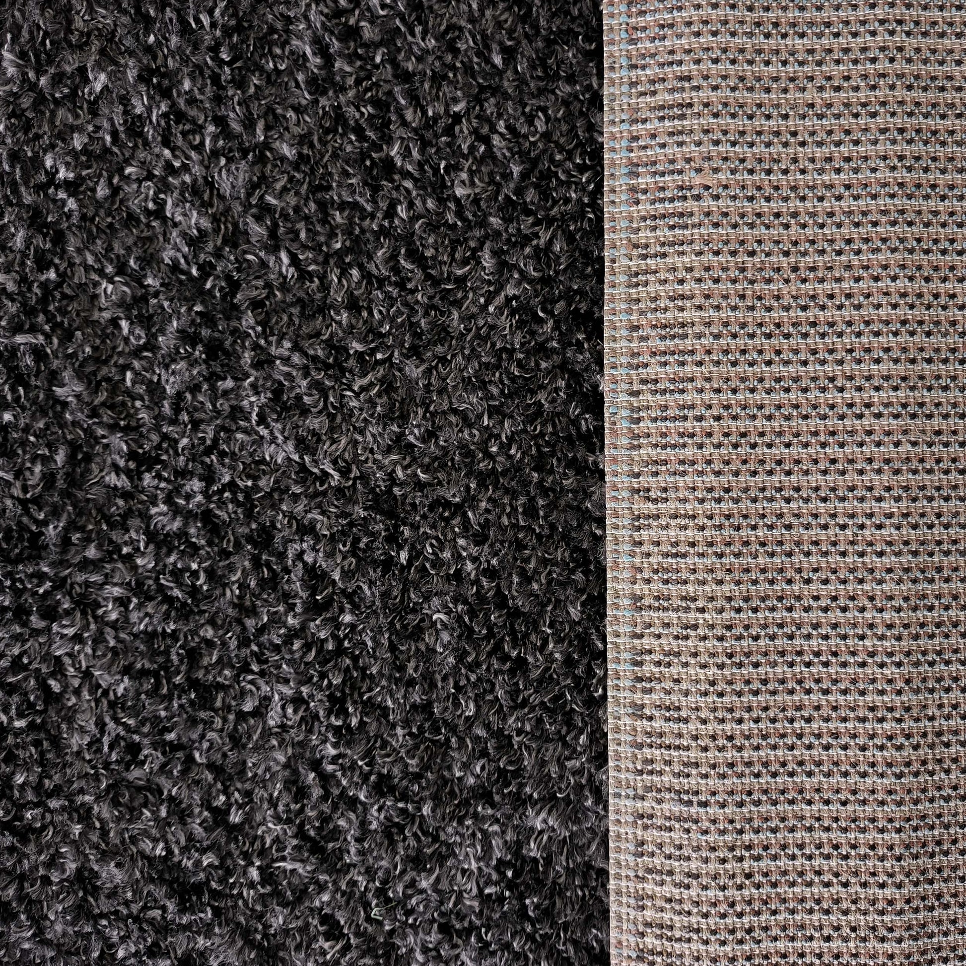 Tapis présentant une surface bouclée gris anthracite et un revers tissé beige, marron et bleu clair
