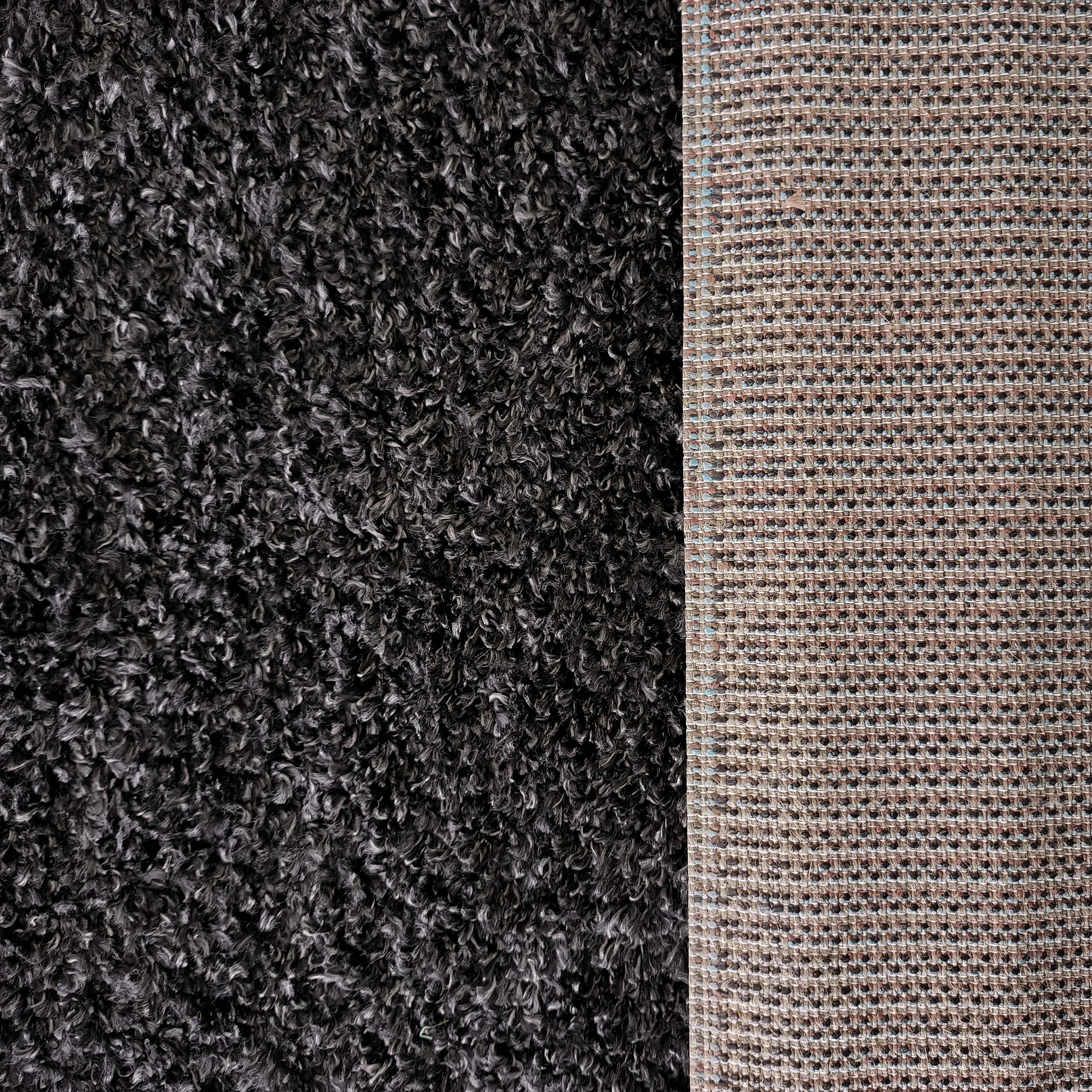Tapis présentant une surface bouclée gris anthracite et un revers tissé beige, marron et bleu clair