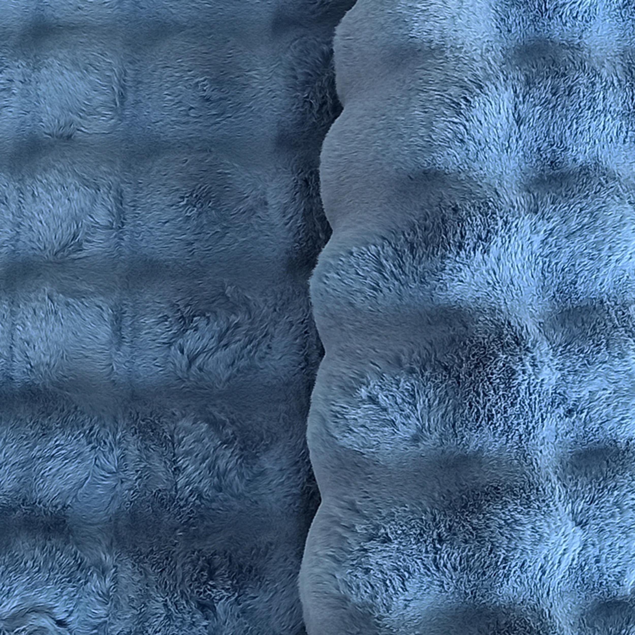 Tapis bleu doux et épais, aux fibres longues, présentant une texture ondulée et un pli vertical central