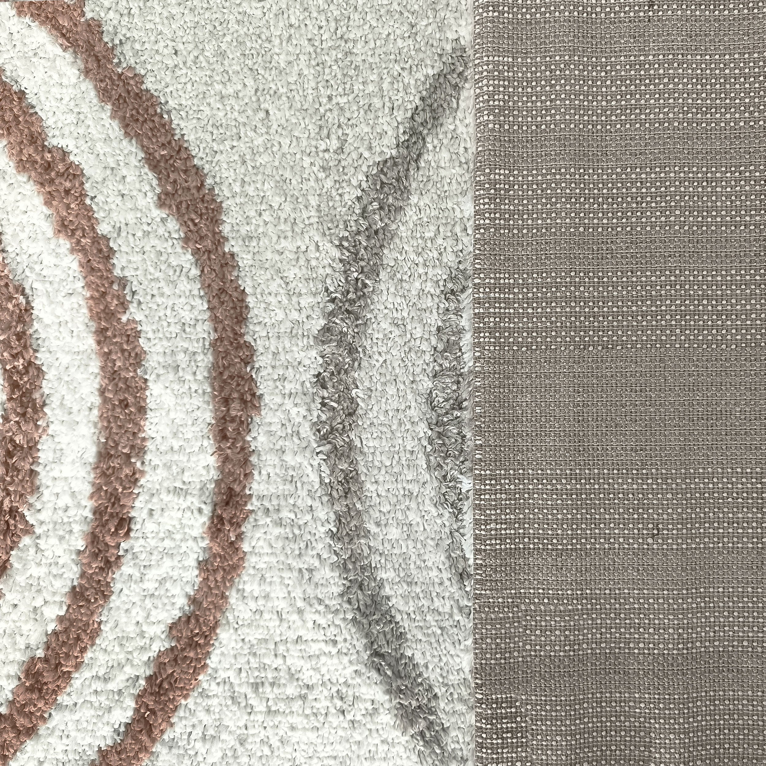 Tapis à poils longs blanc cassé, gris clair et brun rosé à motifs ondulés, puis une section de tapis tissé gris taupe