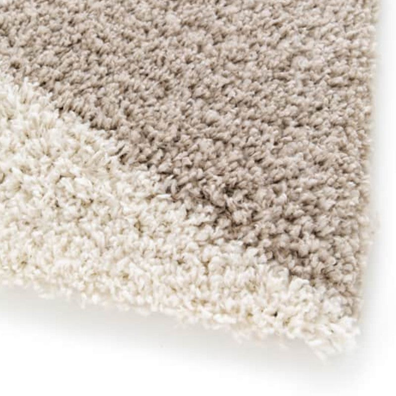 Tapis moelleux à poils longs bicolore, avec une texture douce et des bandes diagonales crème et beige