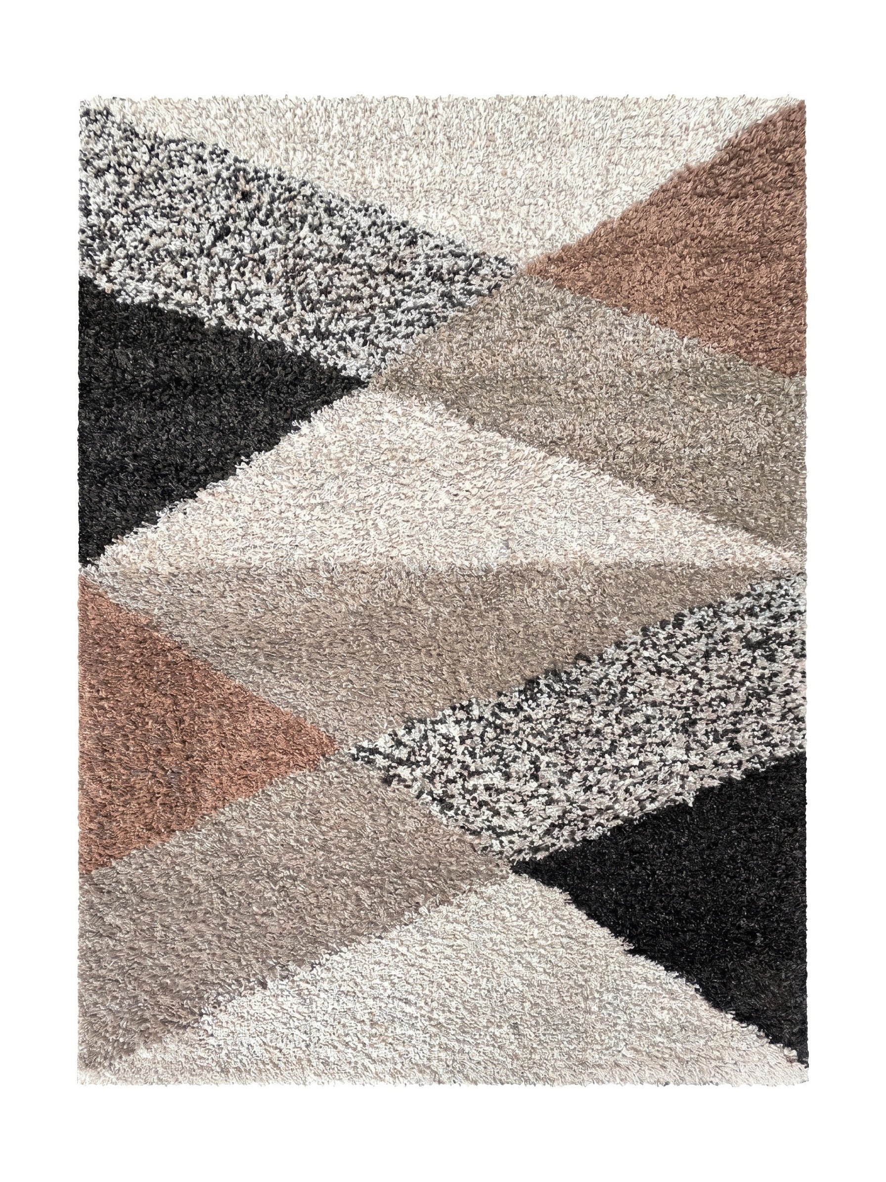 Tapis à poils longs et texture douce, orné de motifs triangulaires beige, noir, crème et marron clair