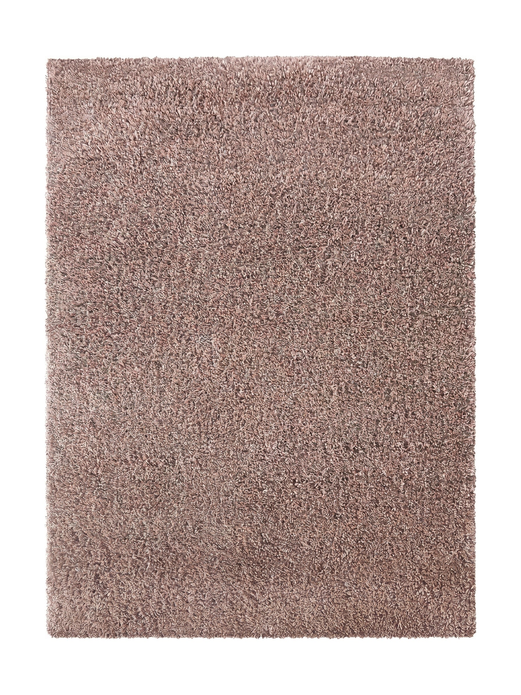 Tapis moelleux et dense de couleur taupe clair avec une texture à poils longs, présenté sur un fond uni
