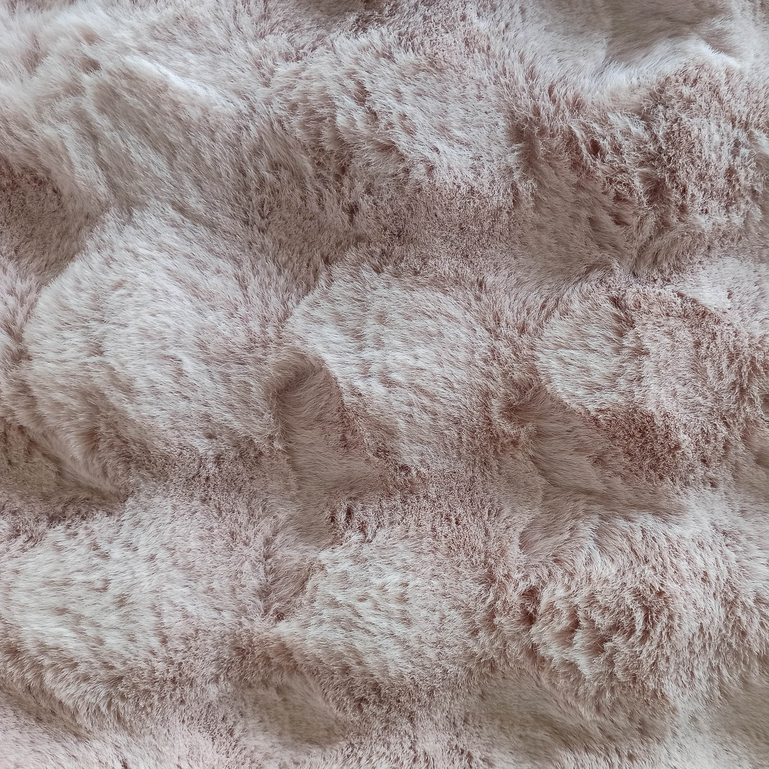 Tapis très doux à poils longs, de couleur rose poudré clair, avec des ondulations et des zones plus foncées