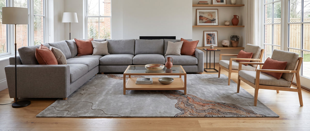 Tencel et laine combinés, ce tapis rectangulaire gris et terracotta affiche des motifs ondulants en relief dans un salon