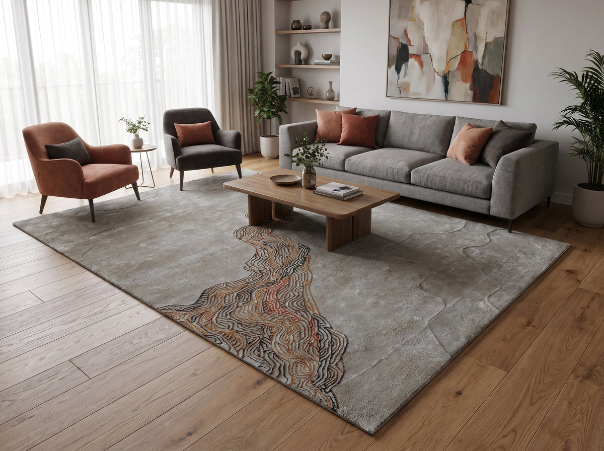 Ce grand tapis fait main en tencel et laine gris et terracotta arbore des motifs abstraits et texturés dans un salon