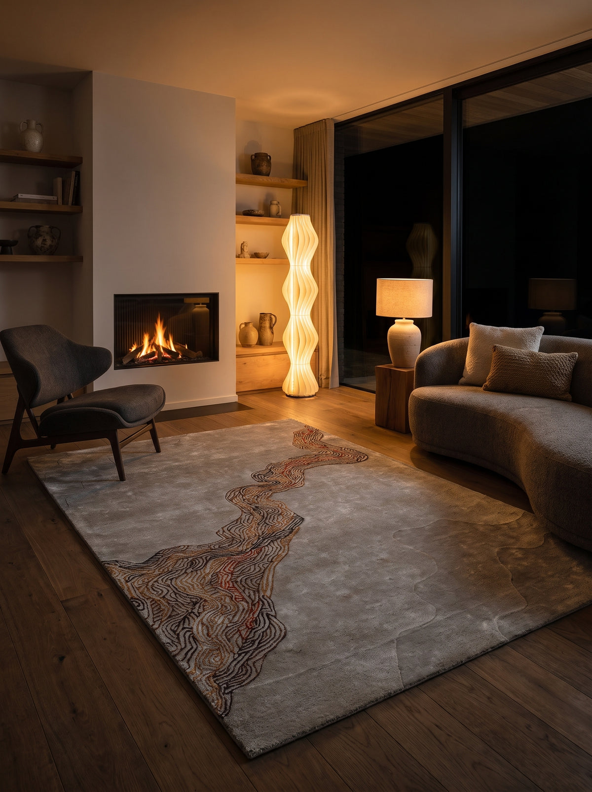 Mélange de tencel et laine gris et terracotta, ce tapis rectangulaire aux motifs ondulants orne un salon de nuit